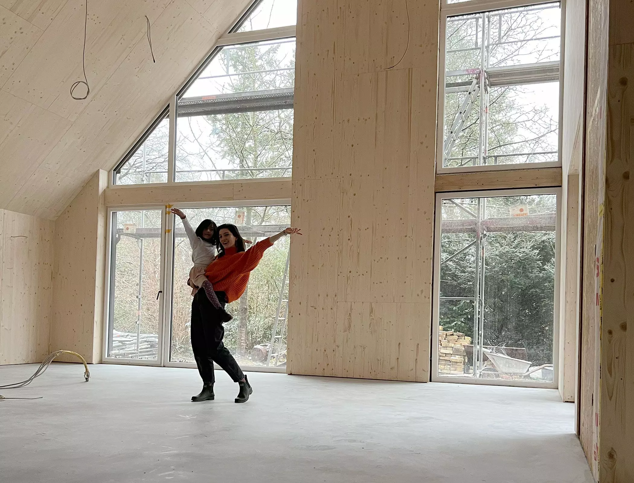 Büsra Qadir und ihre Tochter im Anbau der alten Villa