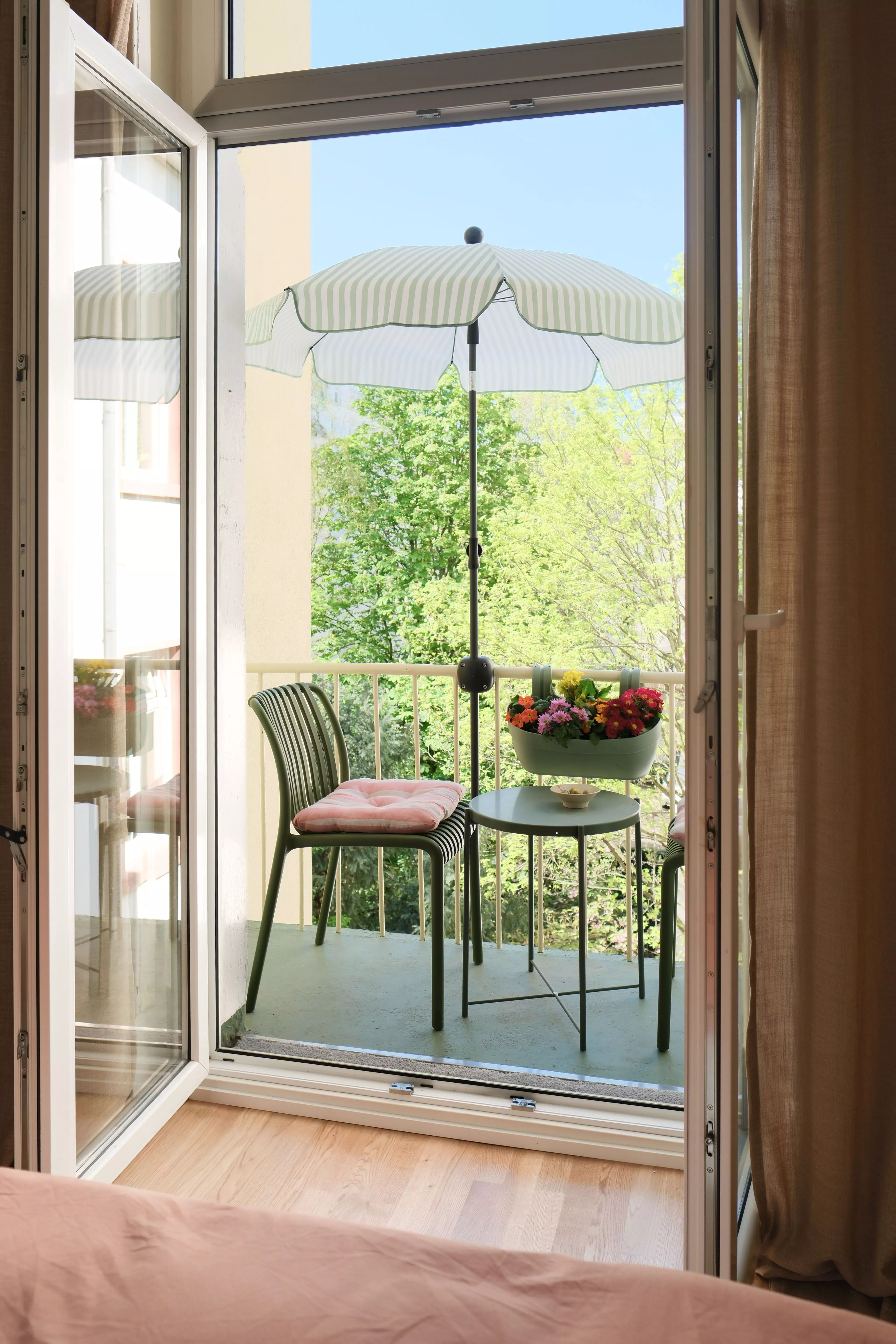Von Michaeles Zimmer aus geht´s auf den WG-Balkon, der in einen grünen Hinterhof reicht.
