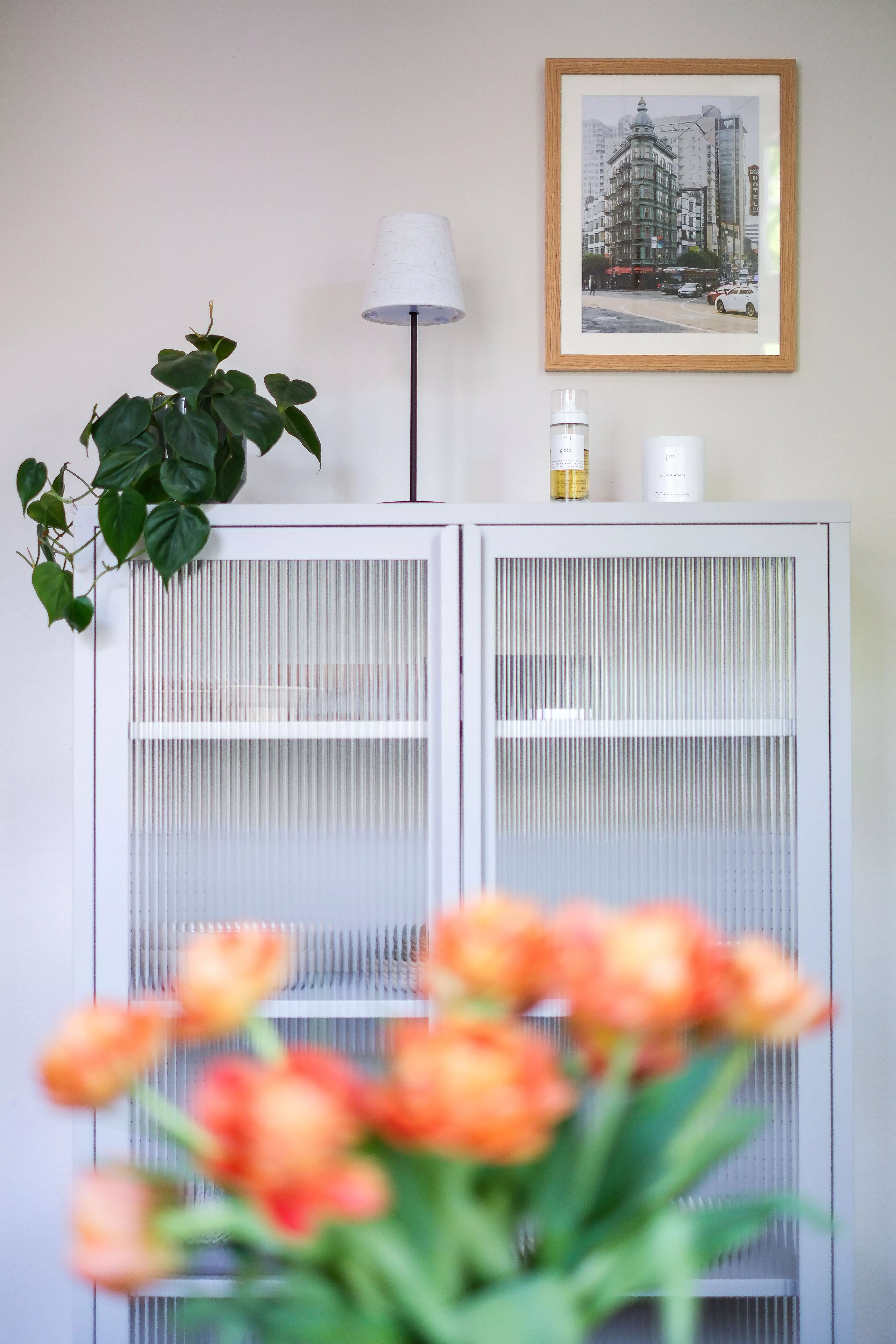 Frische Blumen auf dem Tisch, Fotografien an den Wänden.