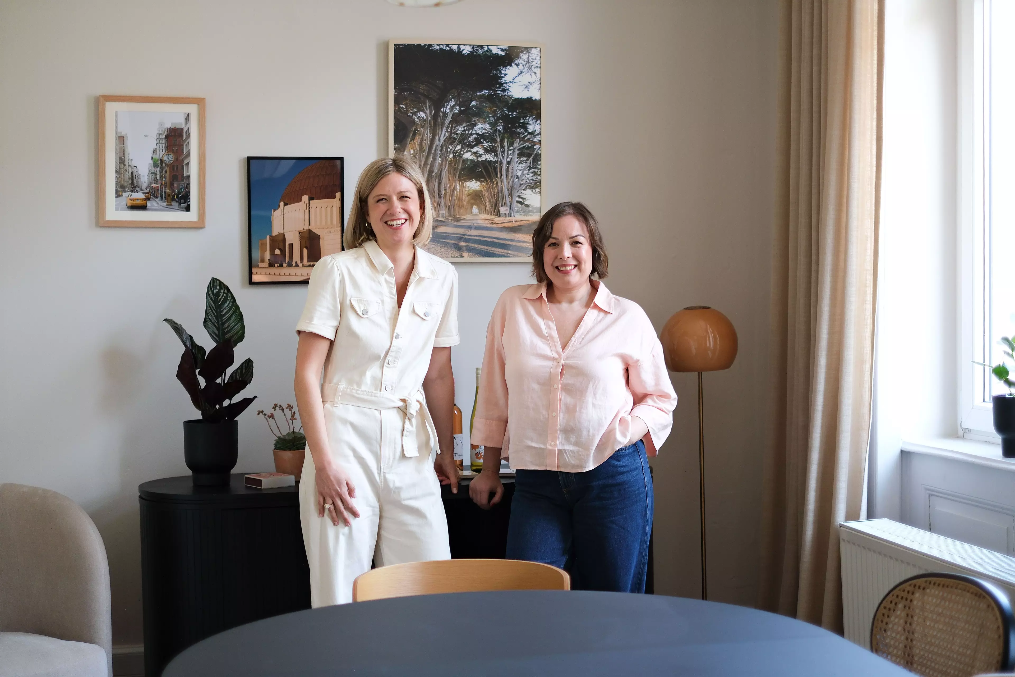 Michaela Stenger und Claudia Simchen in ihrer Erwachsenen-WG im Frankfurter Westend.