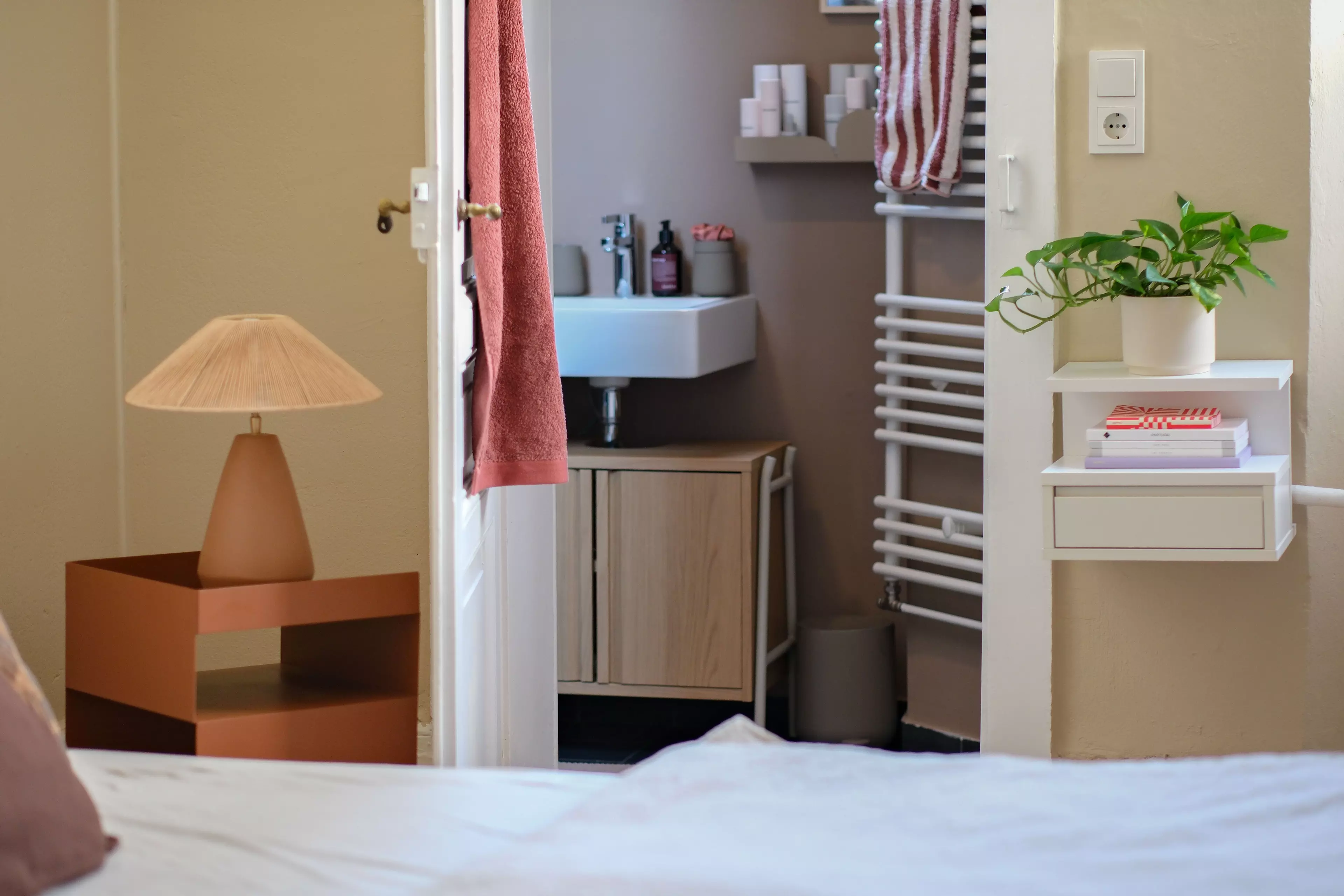 Daran angeschlossen: Das Bad mit Dusche.