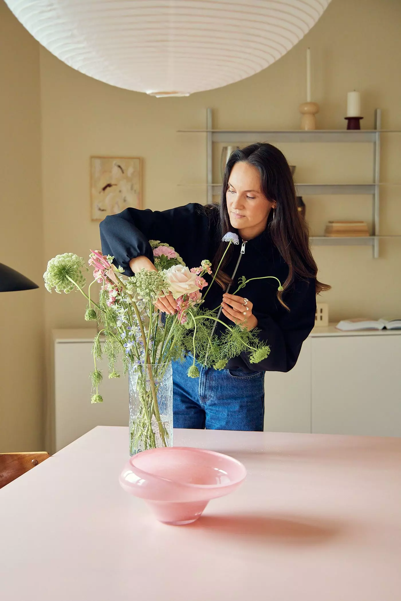 Amna arrangiert Blumen