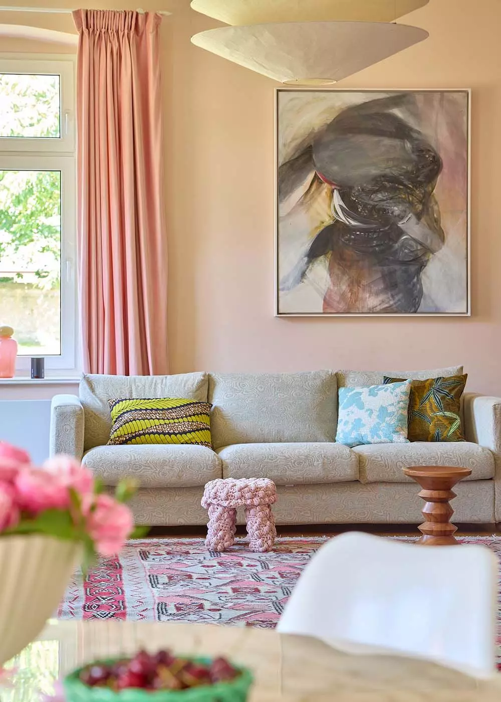 Eva Kaiser Wohnzimmer rosa Hocker