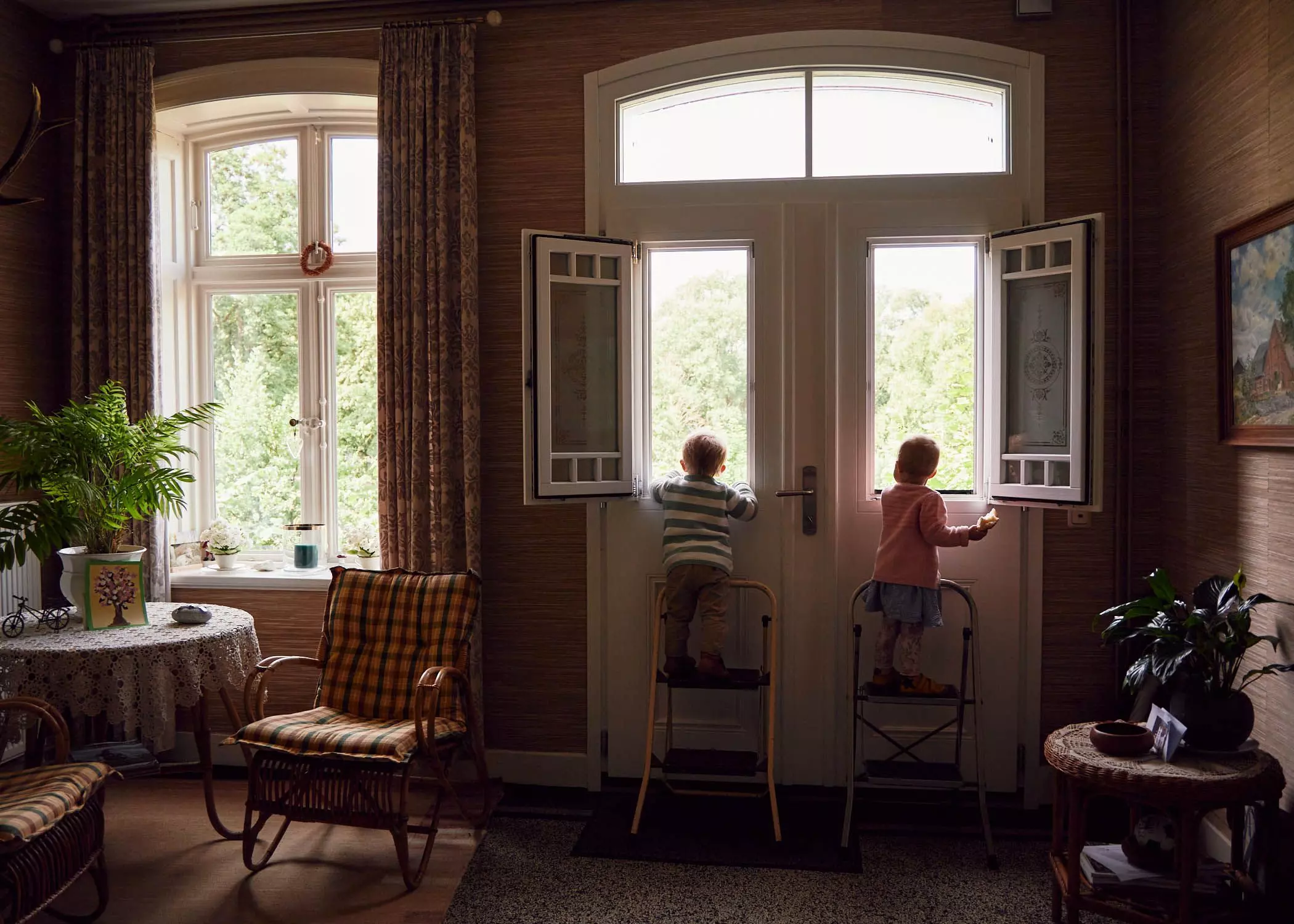 Zwei kleine Kinder schauen aus dem Fenster - femtastics
