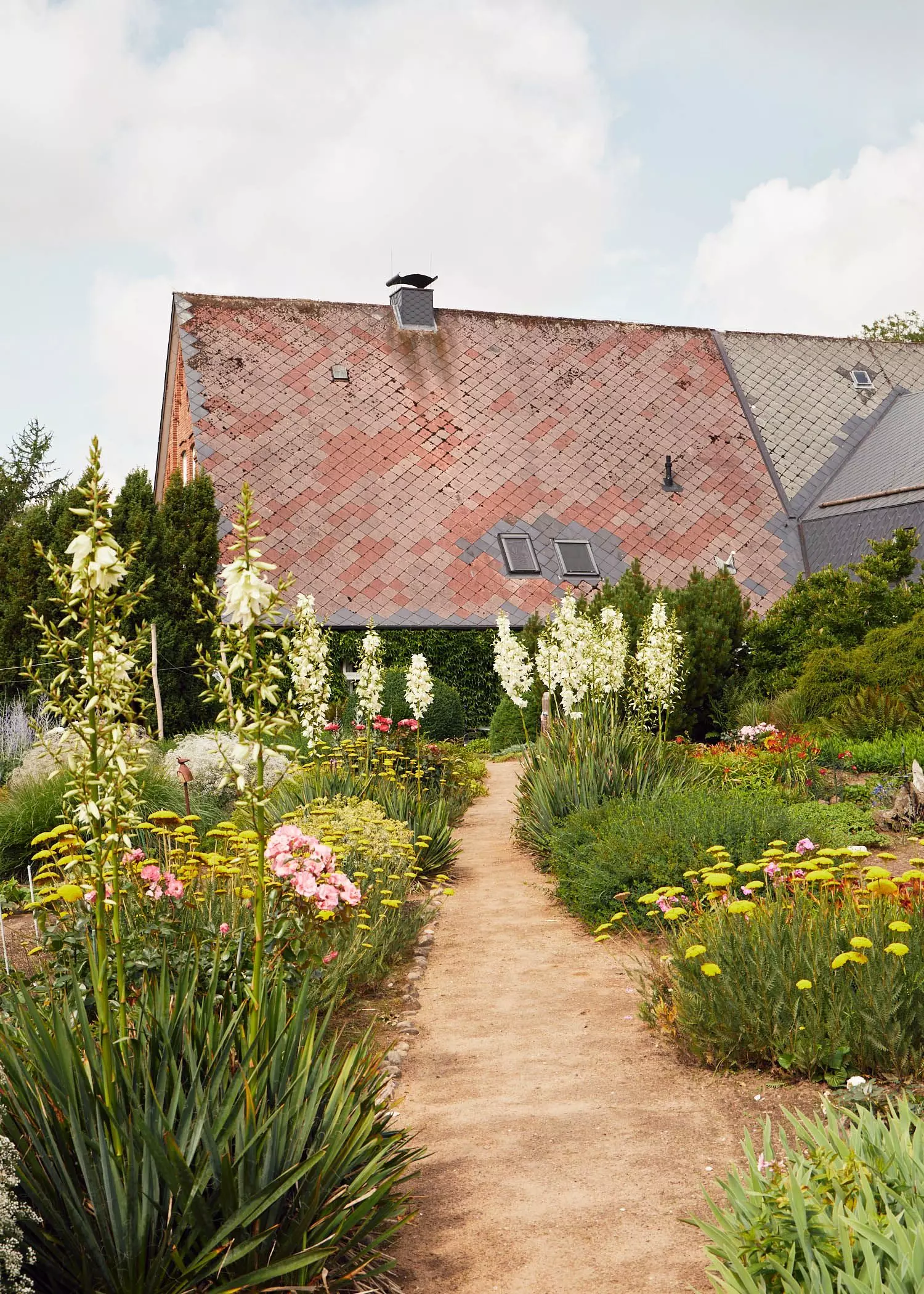 Blühender Sommergarten mit Bauernhaus - femtastics