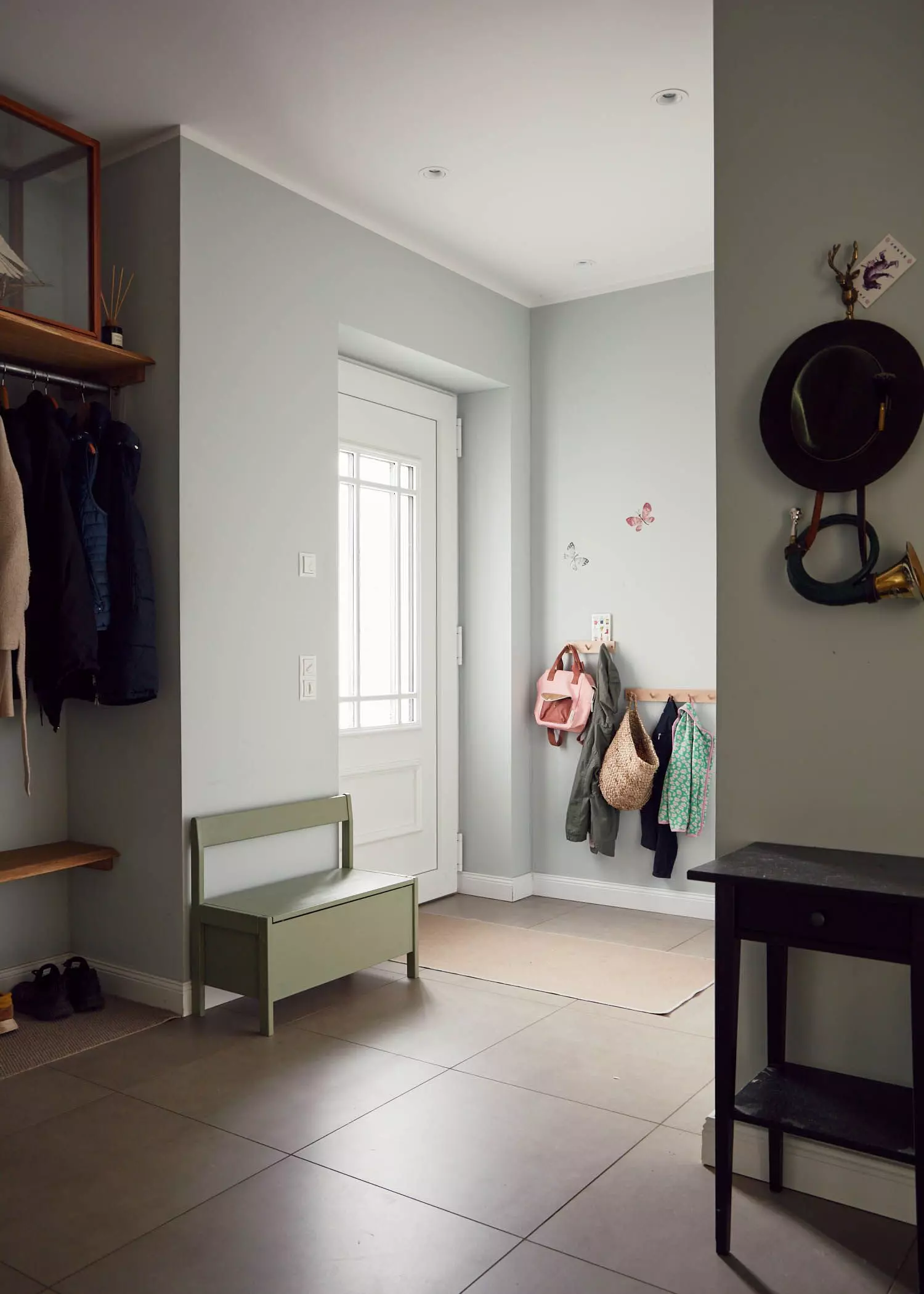 Heller Eingangsbereich mit Garderobe und kleiner Truhenbank - femtastics
