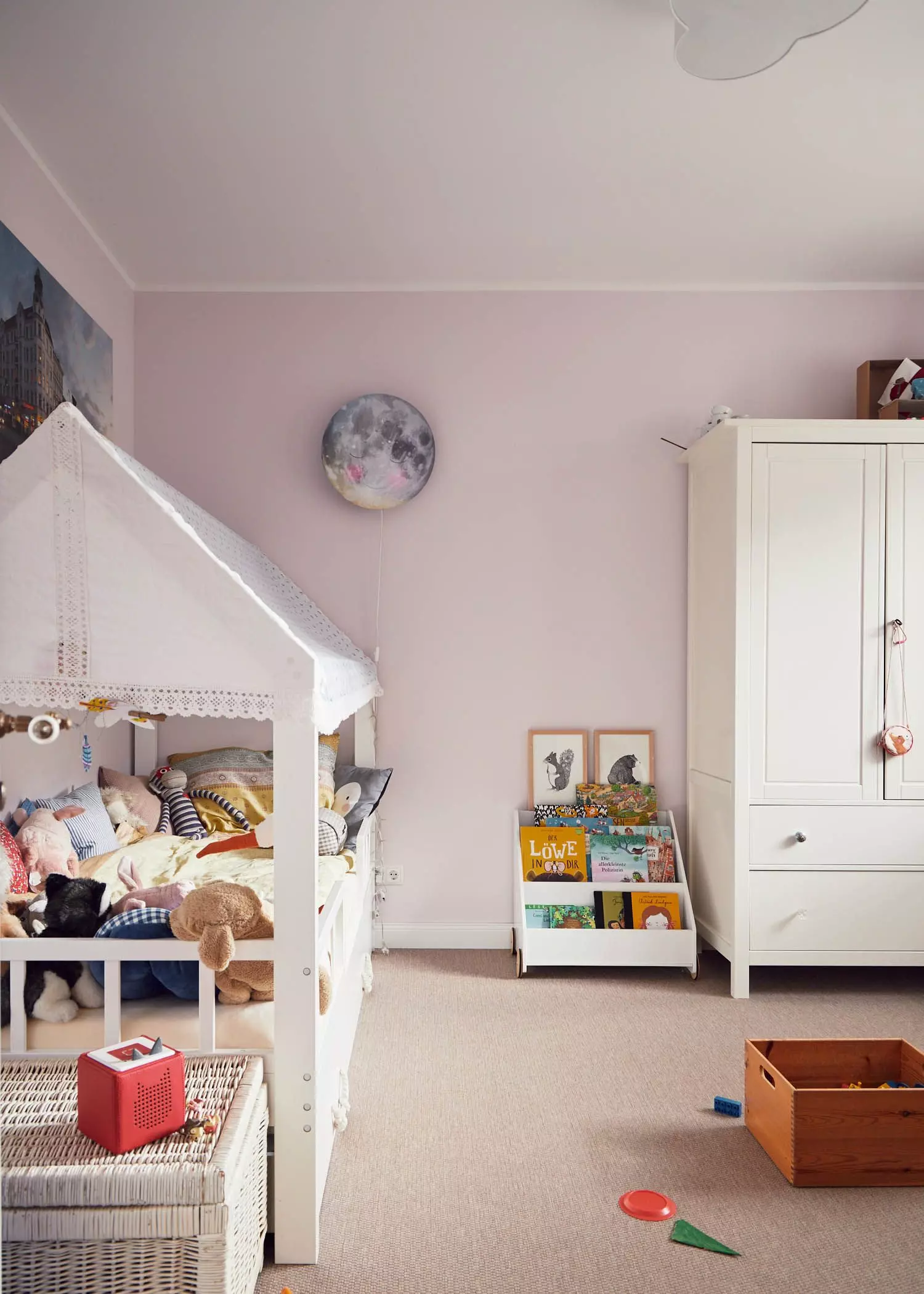 Kinderzimmer mit Mondlampe im Mehrgenerationenhaus - femtastics