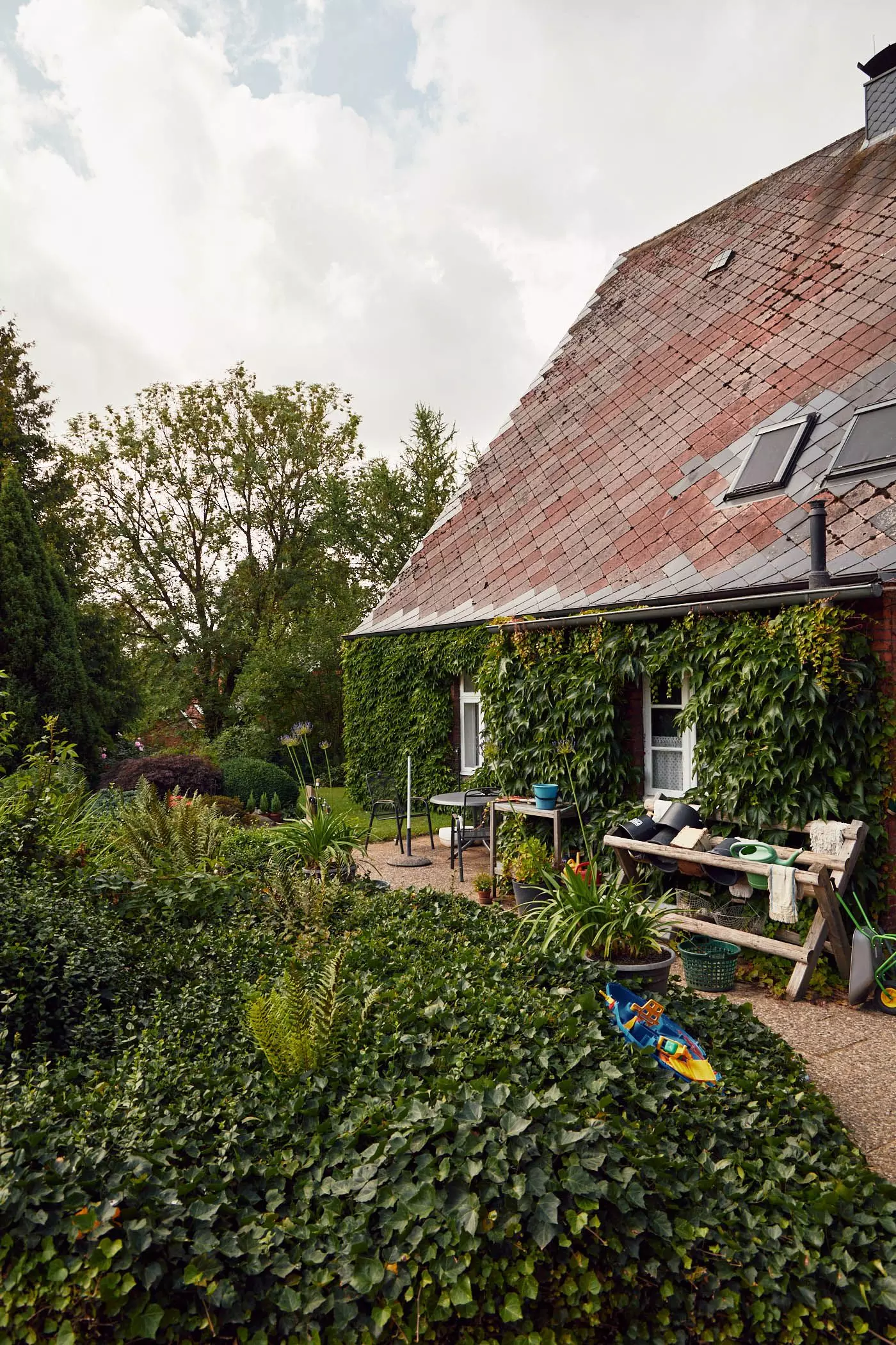 Bauerngarten mit Efeu, Wein und altem Bauernhaus - femtastics