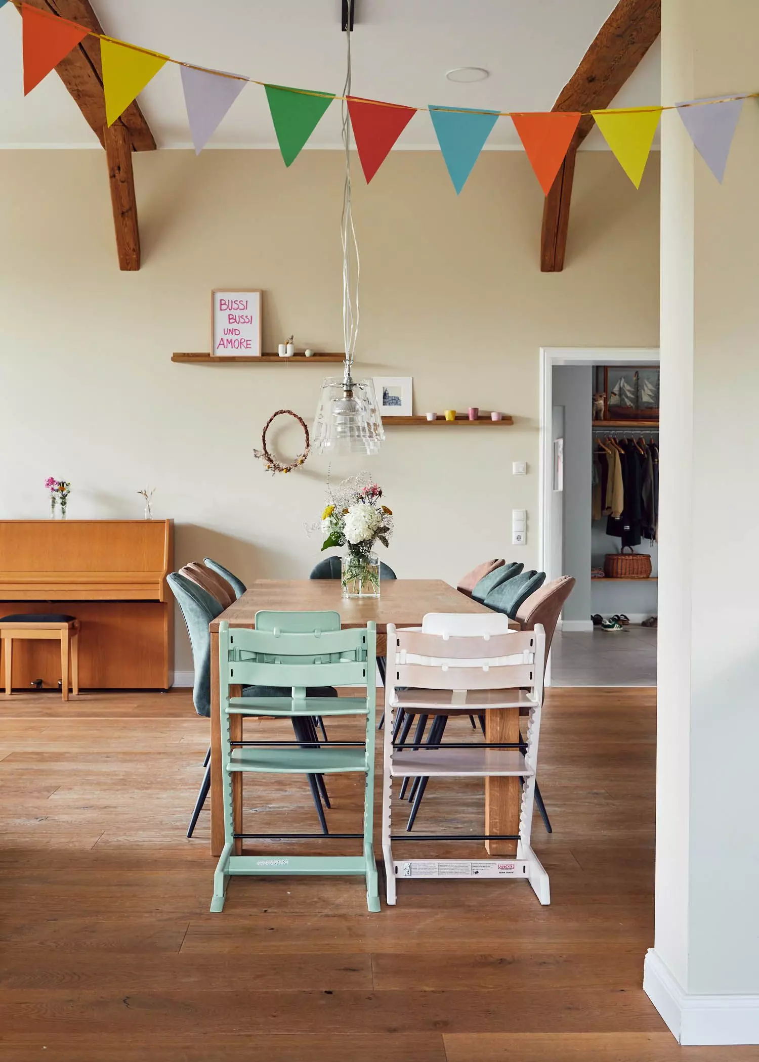 Modernes Esszimmer mit Kinderstühlen in altem Bauernhaus - femtastics