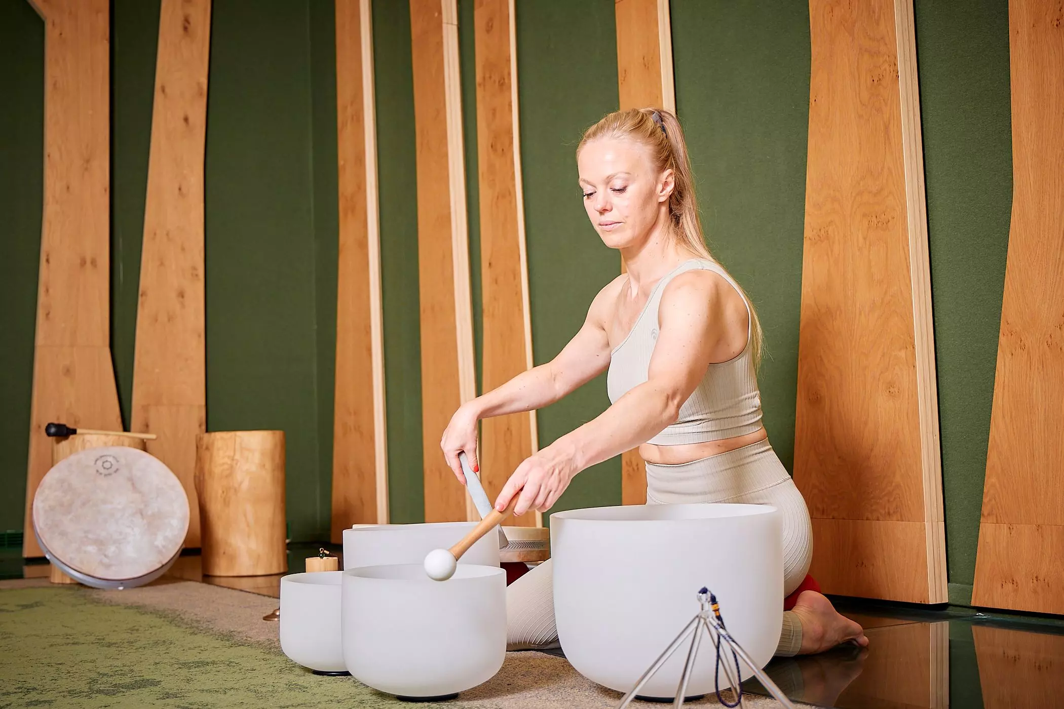 Agnes bei der Meditation mit Klangschalen