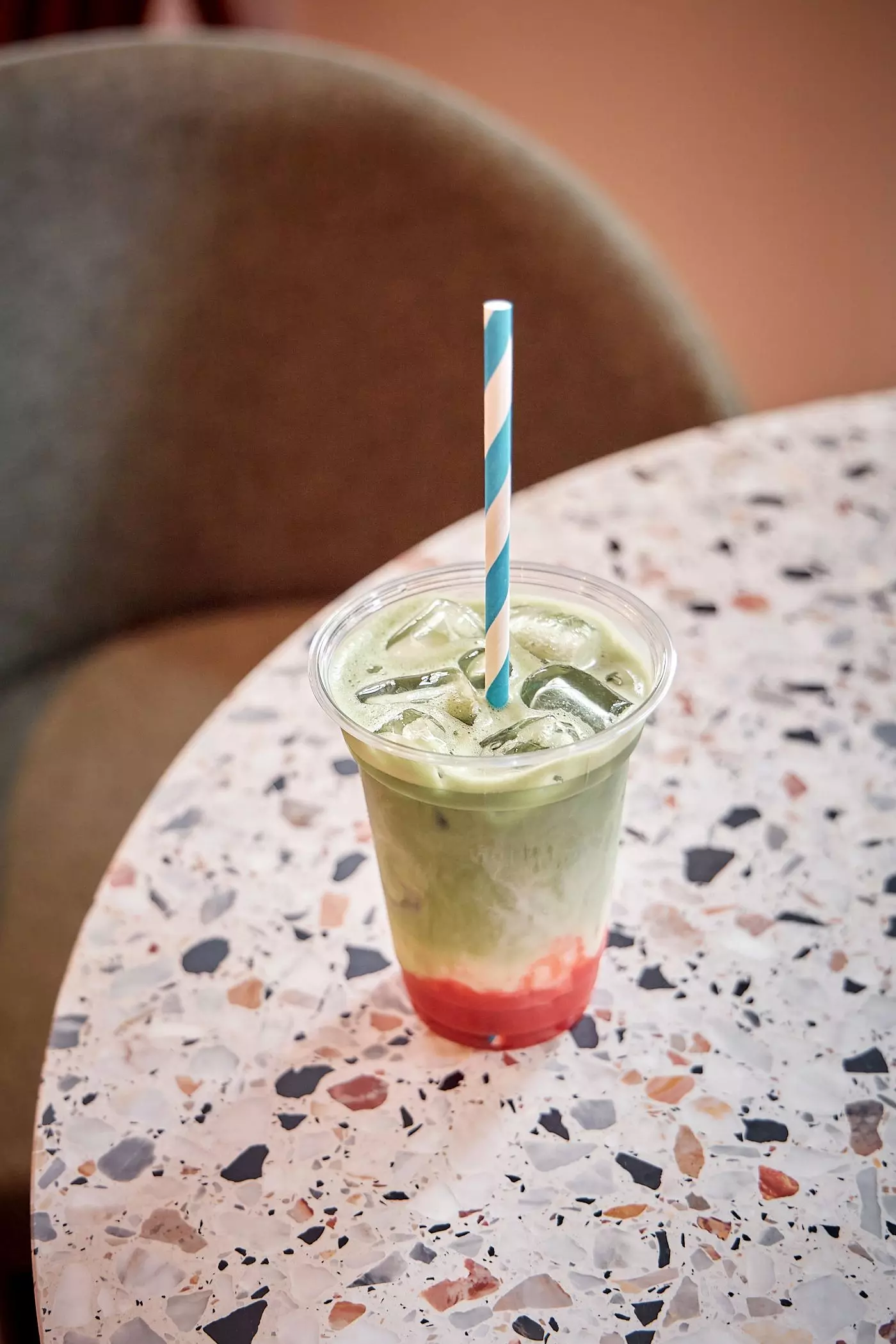 Erdbeer-Matcha-Latte