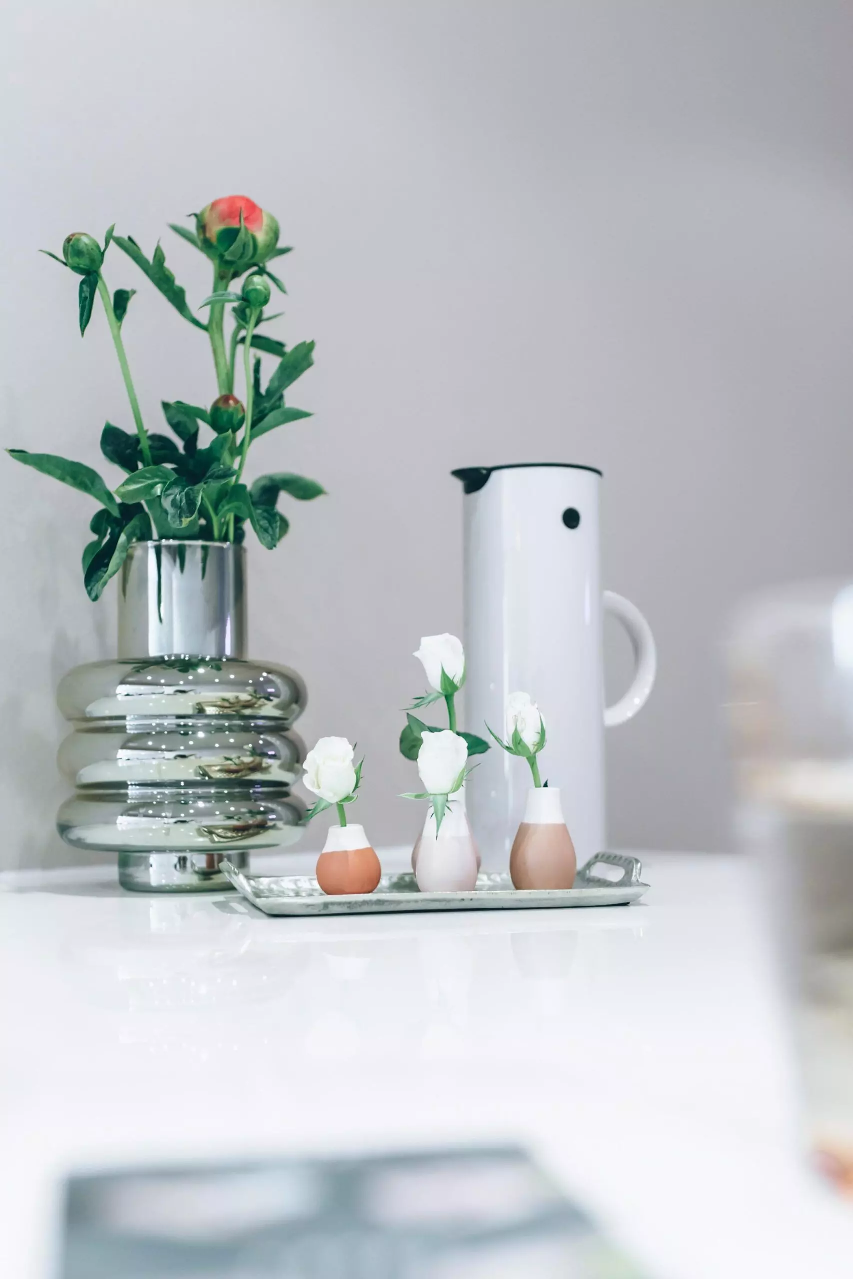 Kleine Vasen mit weißen Rosen - femtastics