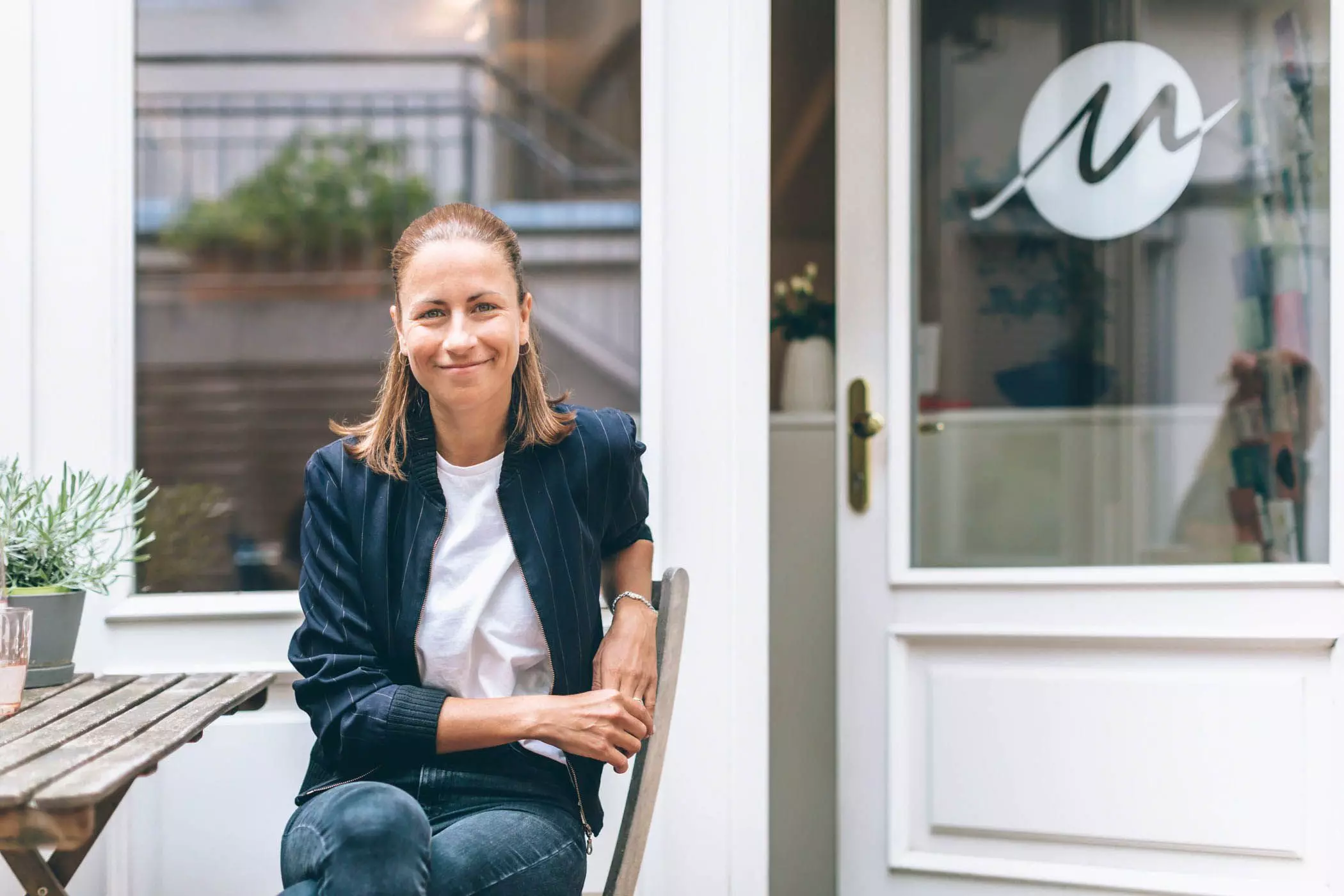 "NUSHU"-Gründerin Melly Schütze vor ihrem Büro in München - femtastics