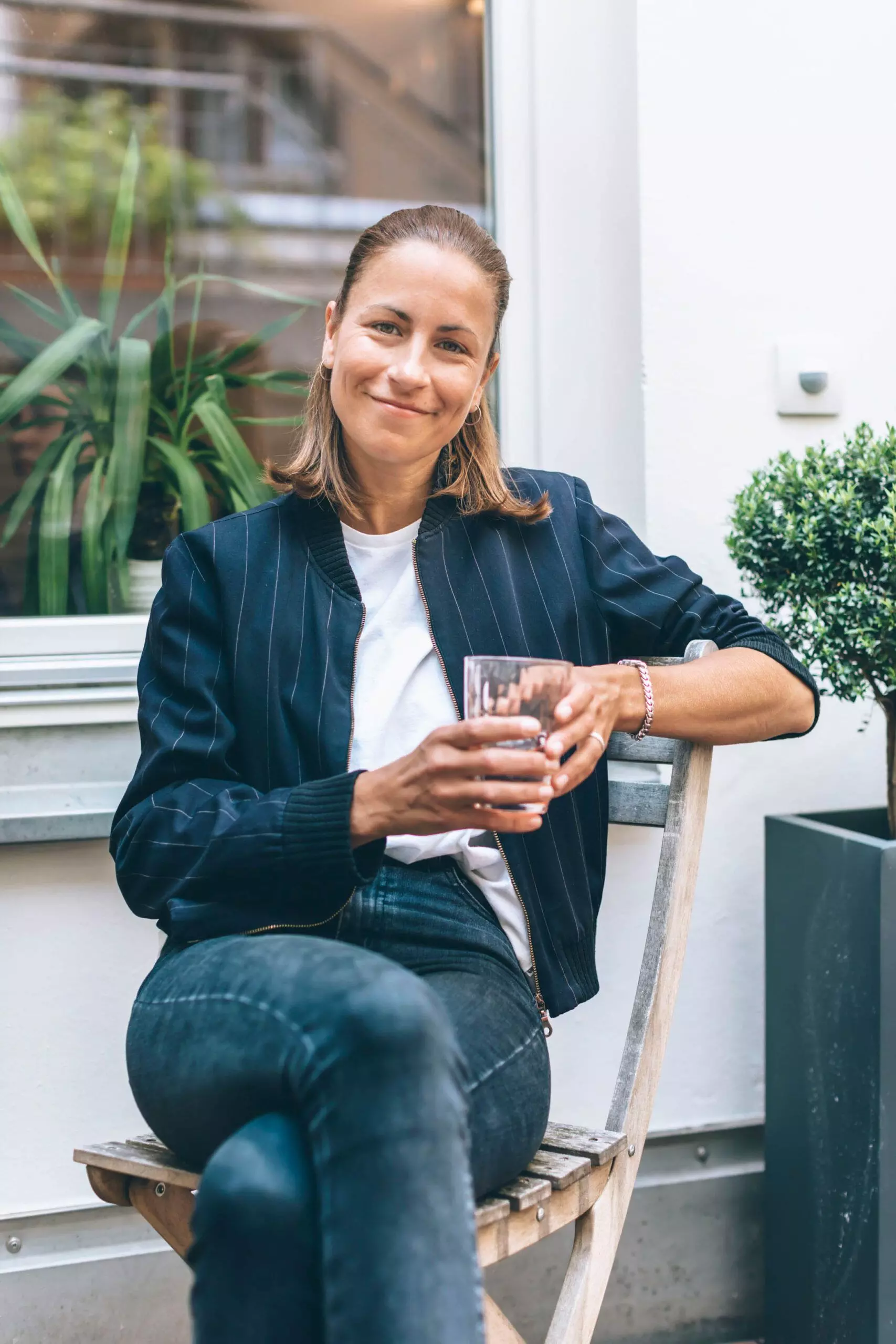 Portraitfoto von Melly Schütze beim Kaffee trinken - femtastics