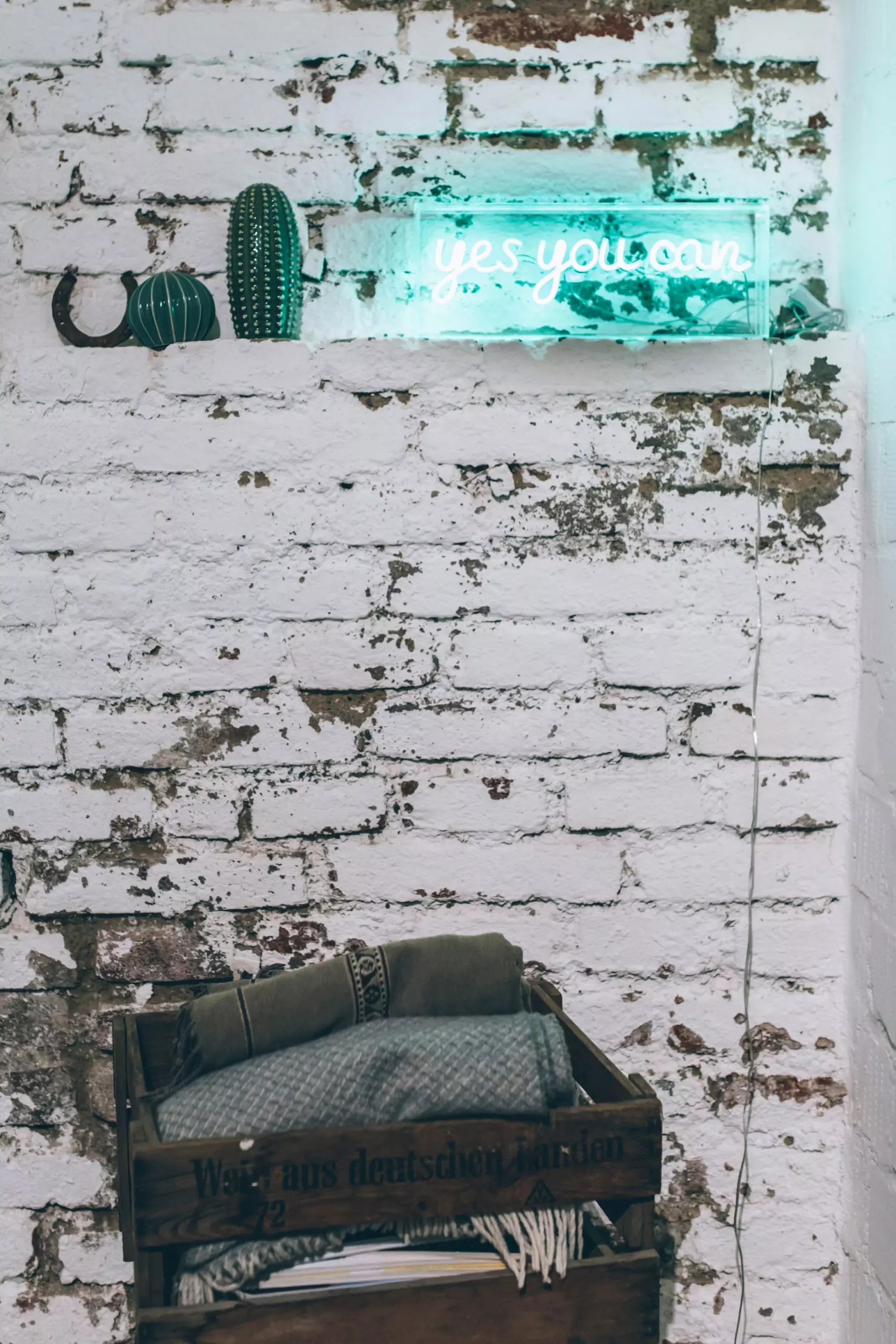 Helle Backsteinwand und Neon-Schild "yes you can" - femtastics