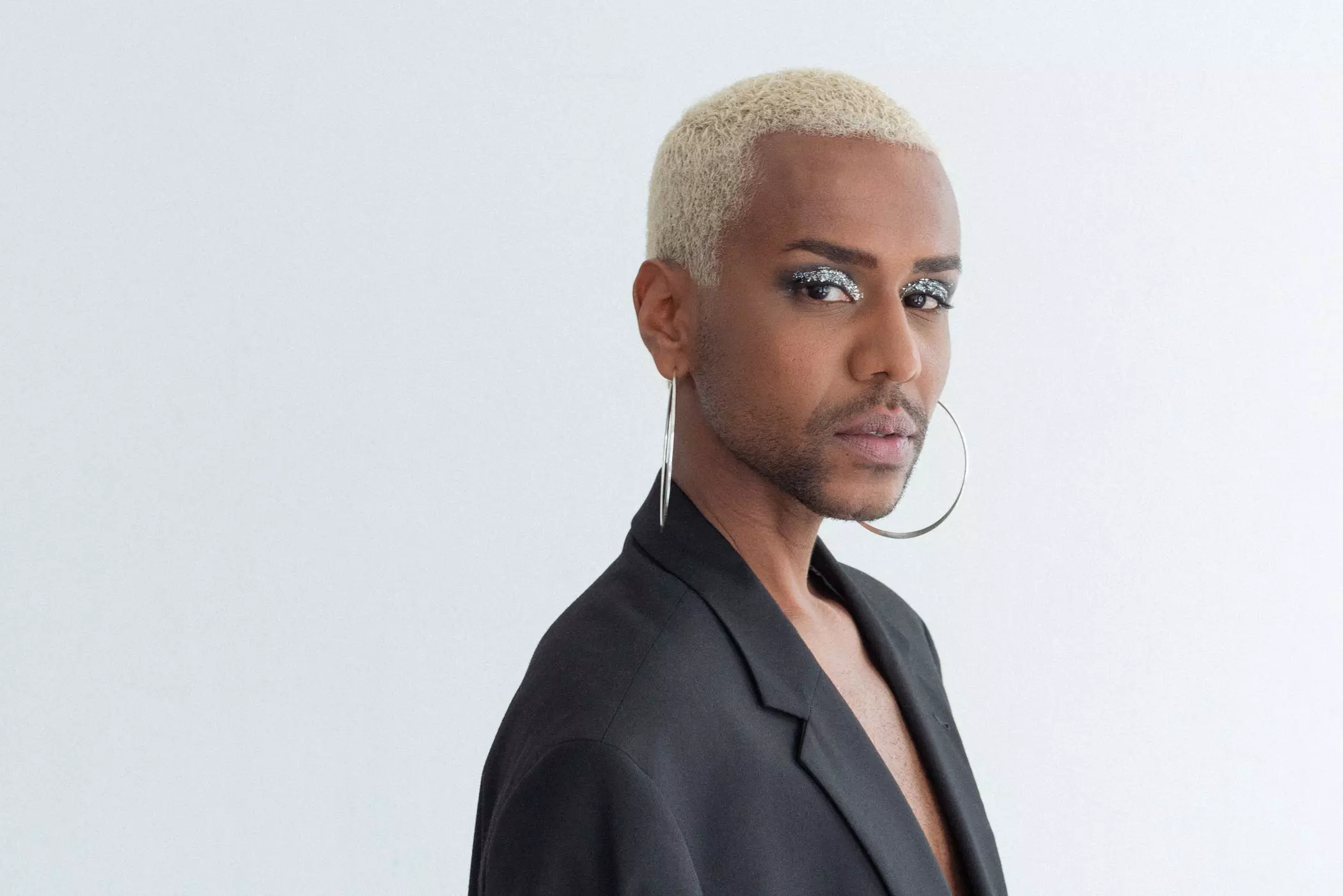Tarik Tesfu trägt Glitzer Make- Up | femtastics