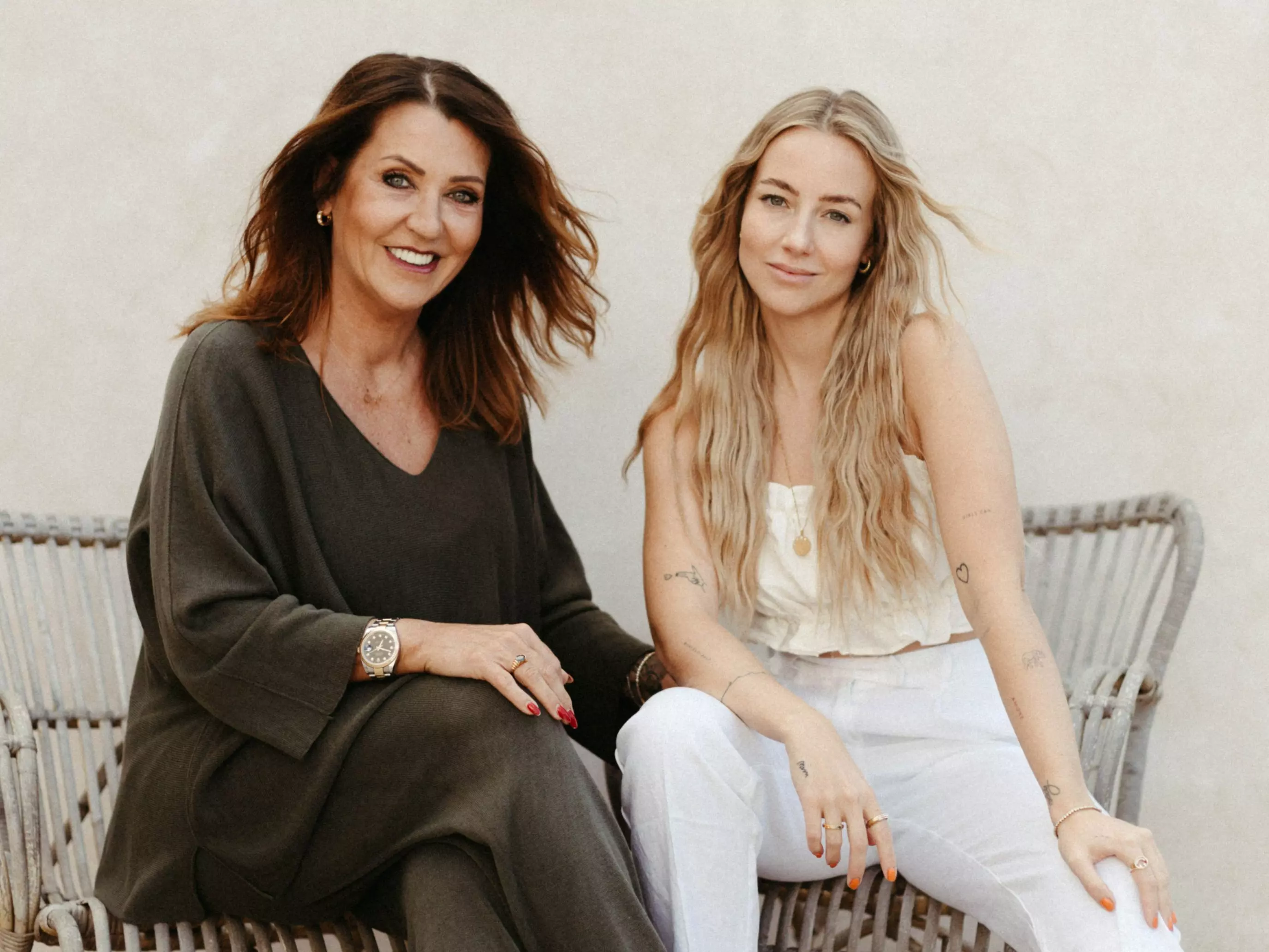 Die "feschi"-Gruenderinnen Michaela und Christina Bischof sitzen nebeneinander: Dem Mutter-Tochter-Duo liegt Haarpflege am Herzen.
