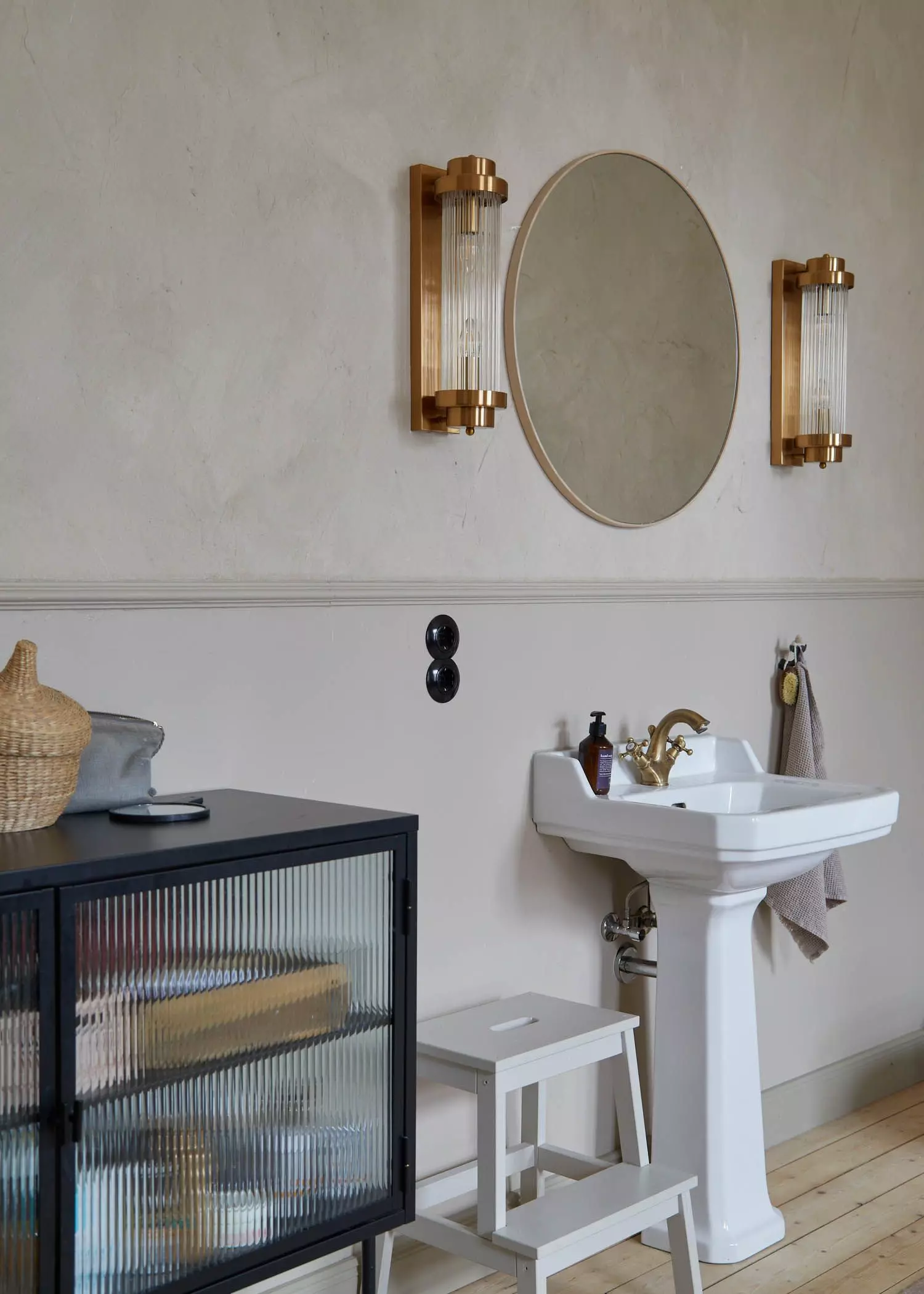 Badezimmer mit Art Déco Lampen und goldfarbenem Wasserhahn - femtastics