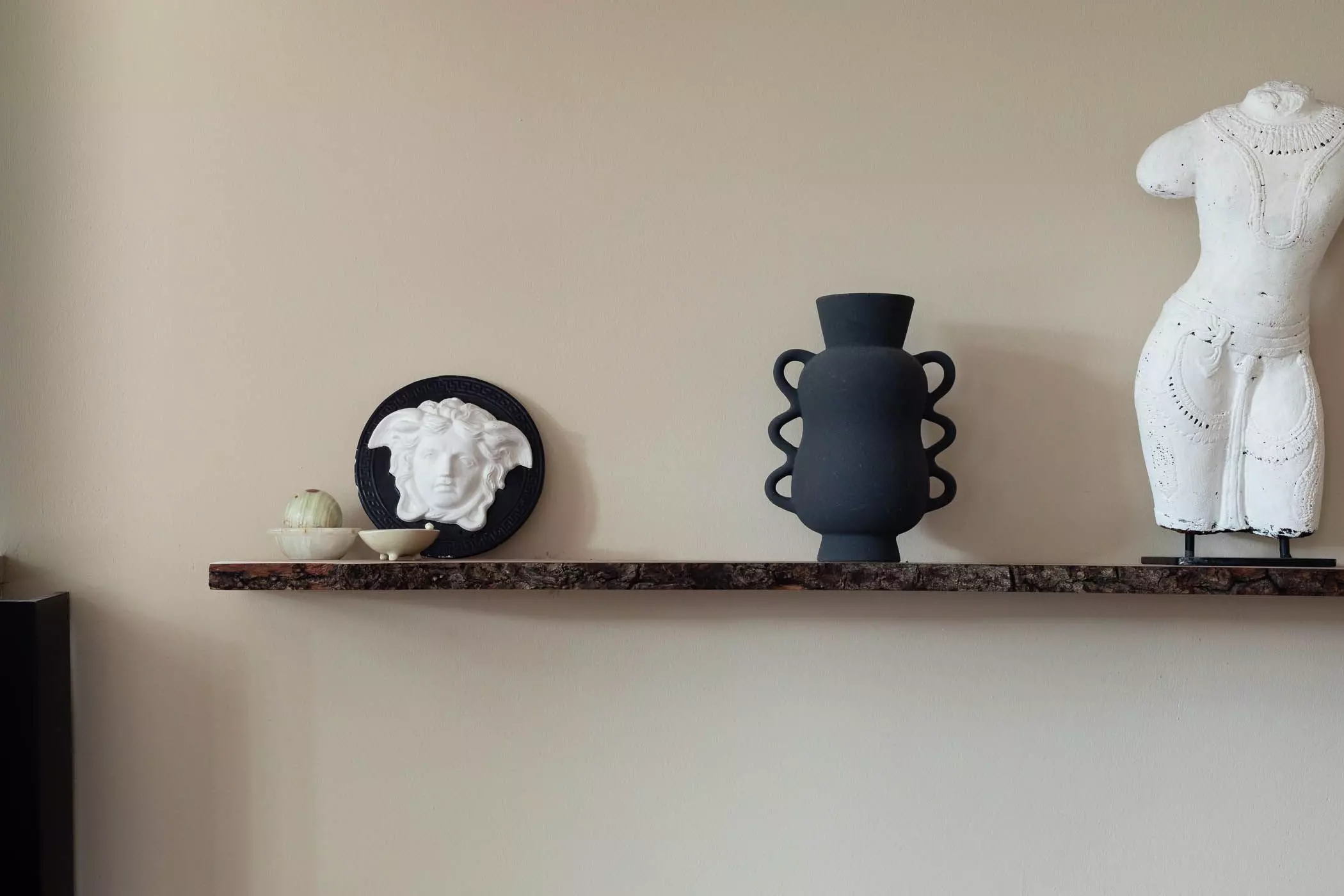 Medusa, Vase und Torso auf einem Regal vor sandfarbener Wand - femtastics