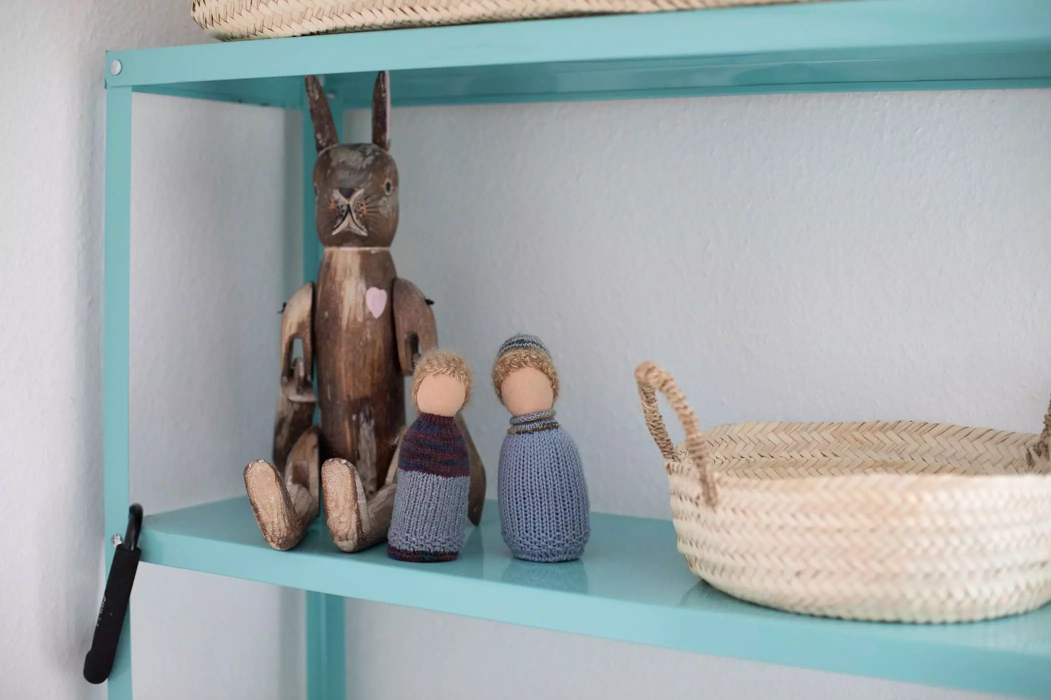 Kinderzimmerdeko in hellblauem Regal - femtastics