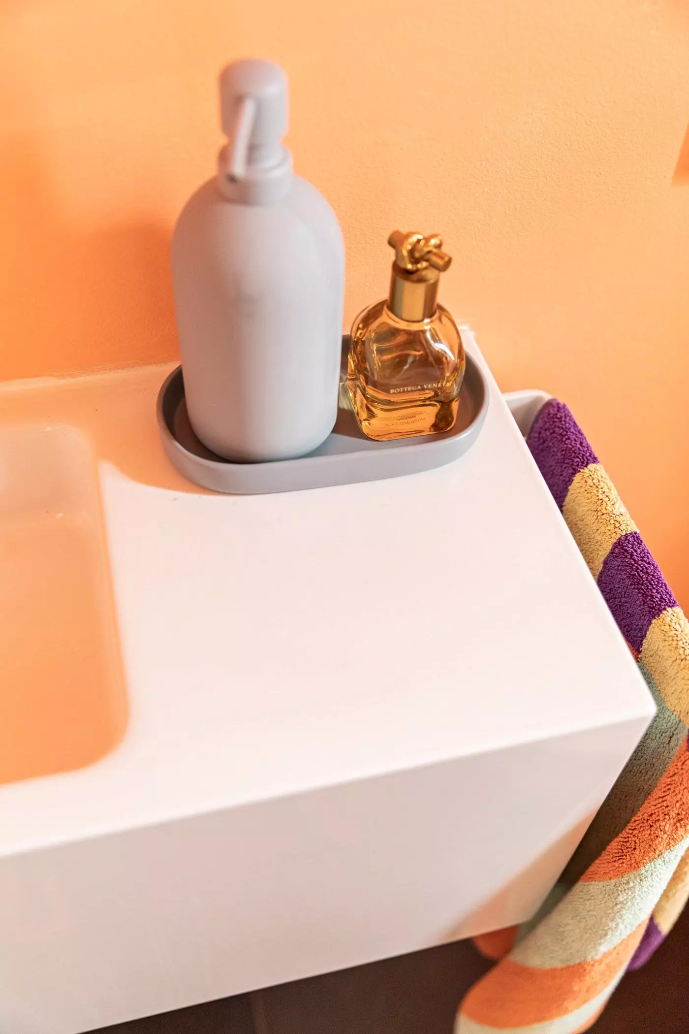 Weißes Waschbecken in orangefarbenem Badezimmer - femtastics