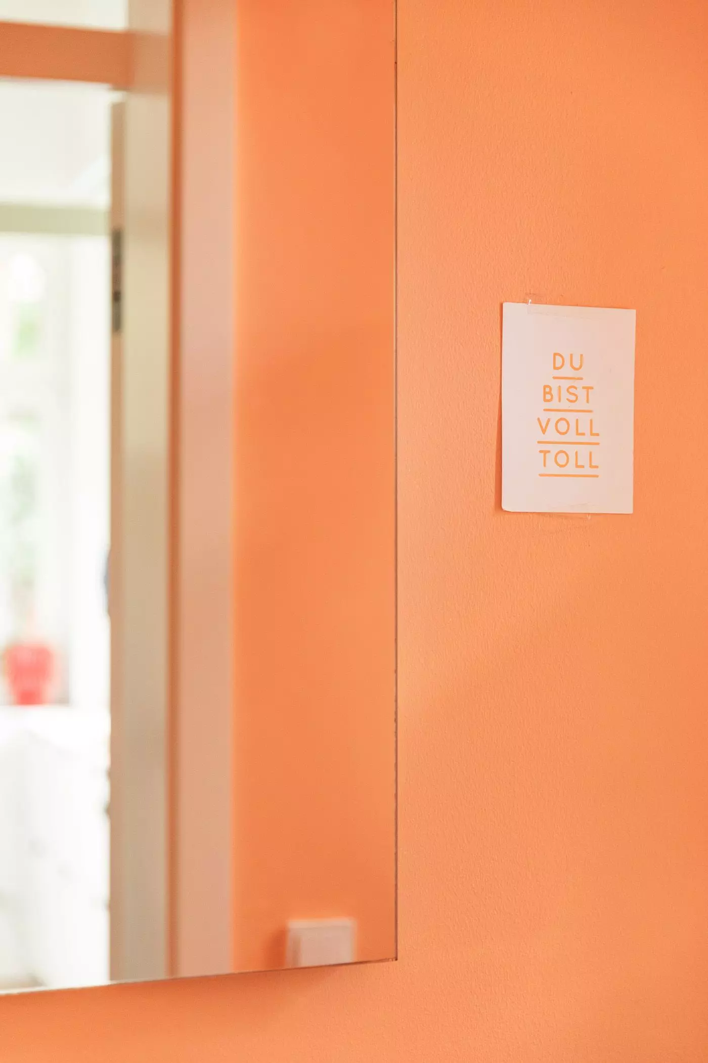 Postkarte "Du bist voll toll" an orangefarben gestrichener Wand - femtastics