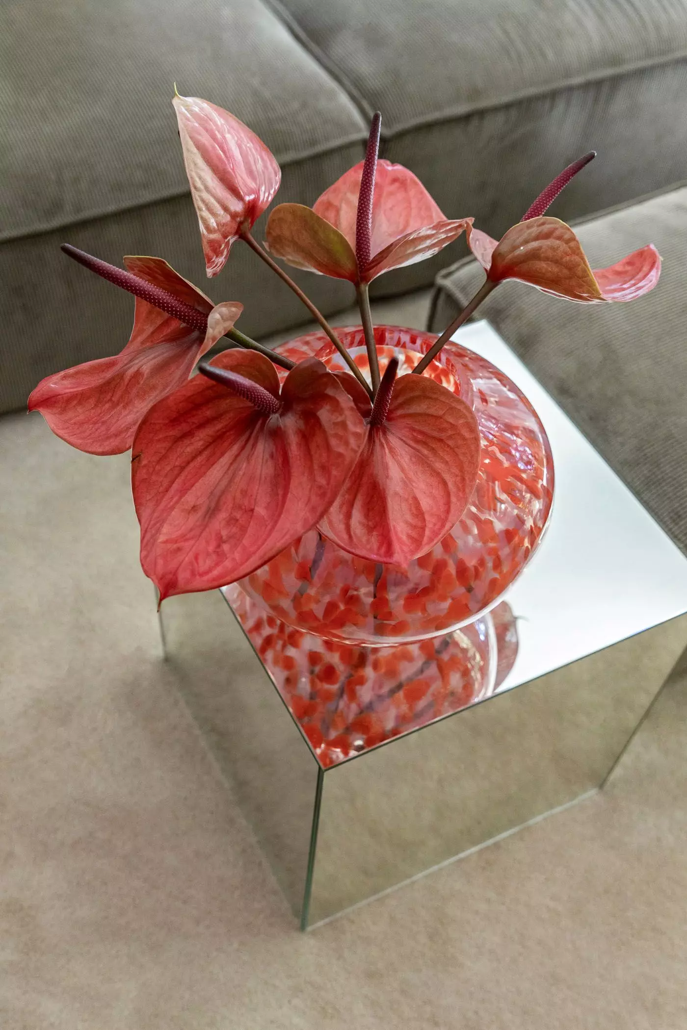 Blumenvase auf Beistelltisch aus Spiegelkacheln - femtastics
