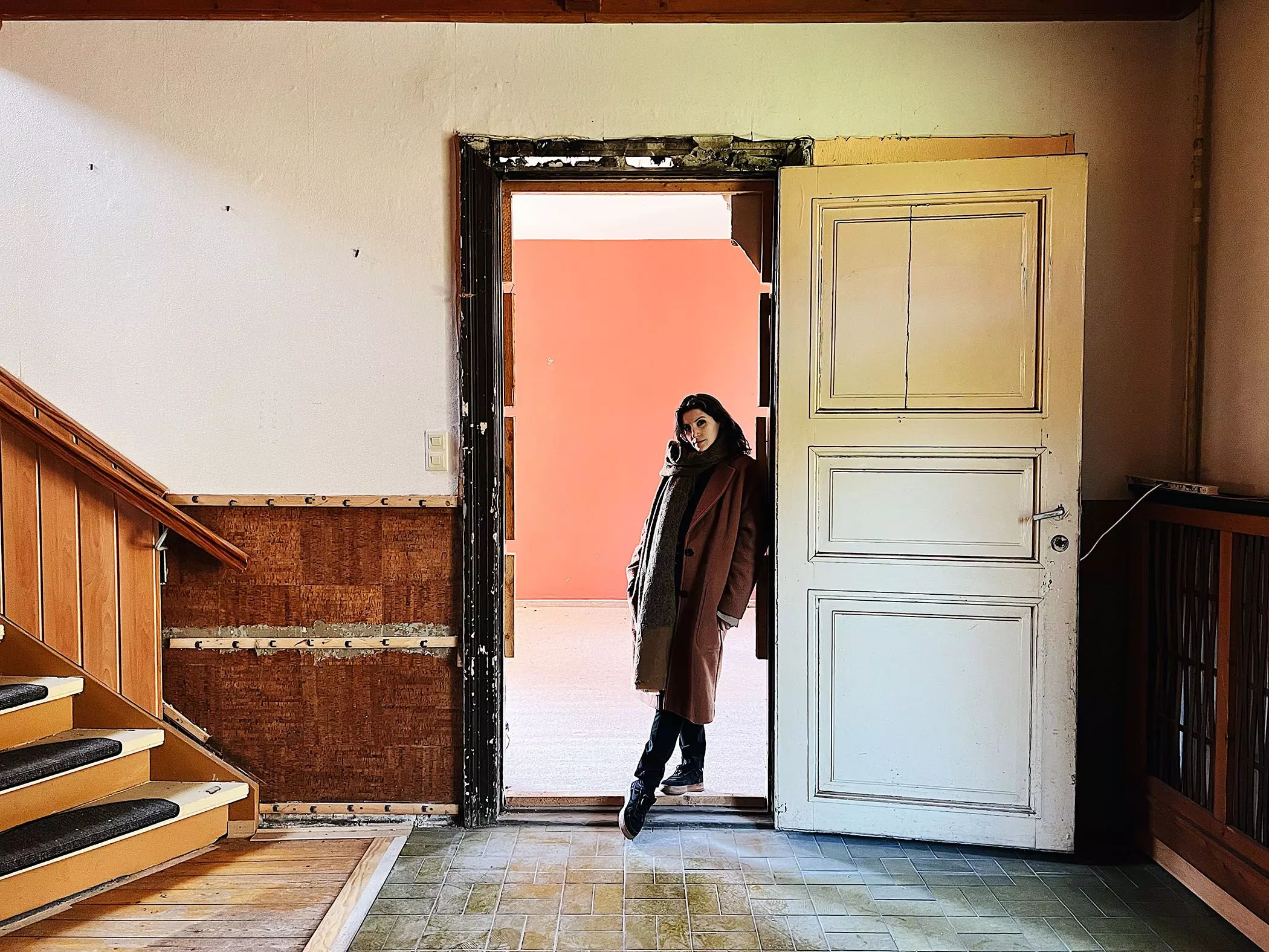 Büsra Quadir in ihrem Sanierungsprojekt, einer alten Villa - femtastics