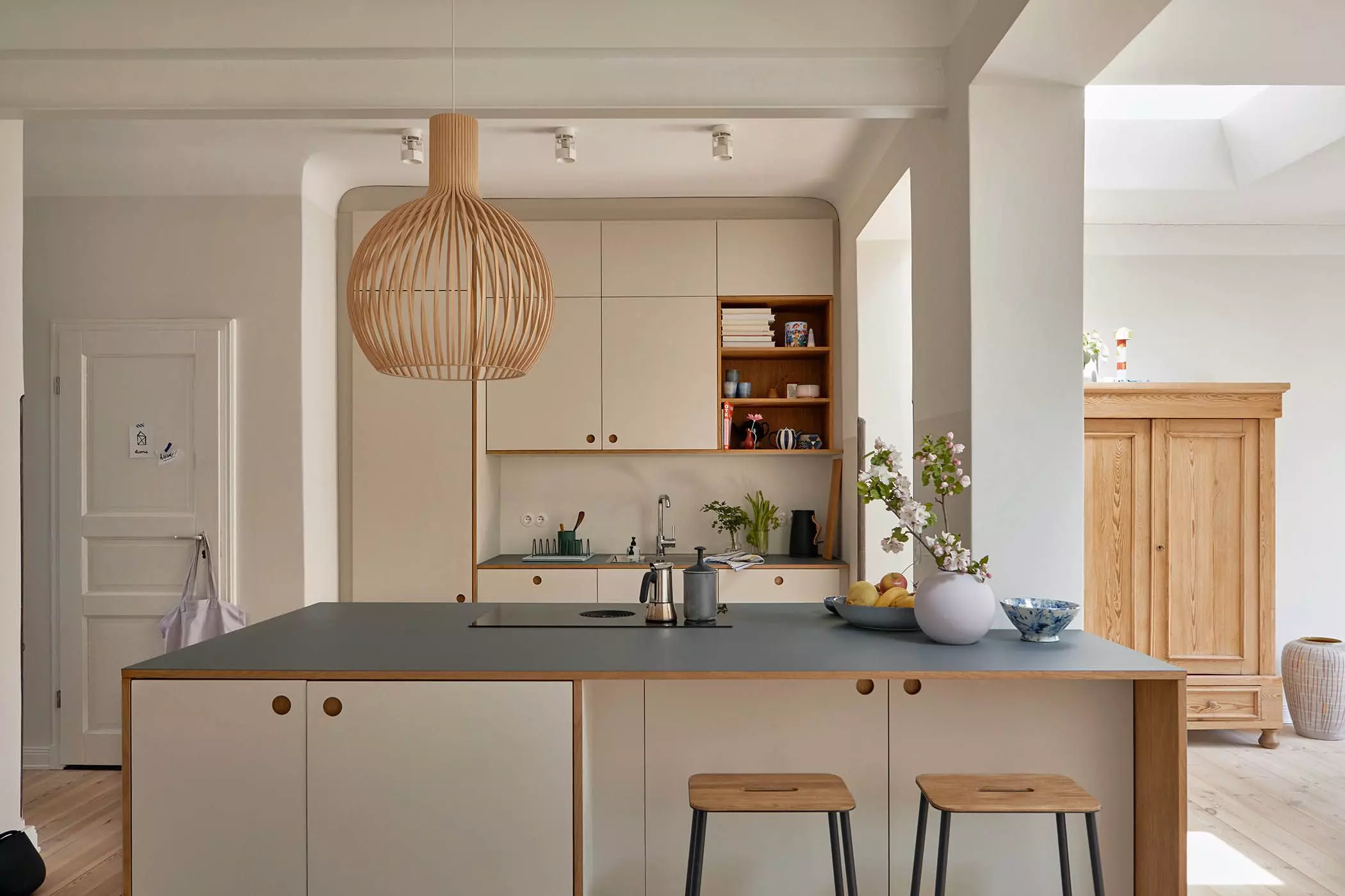 Barhocker an Küchenblock und Lampenschirm aus Holz - femtastics