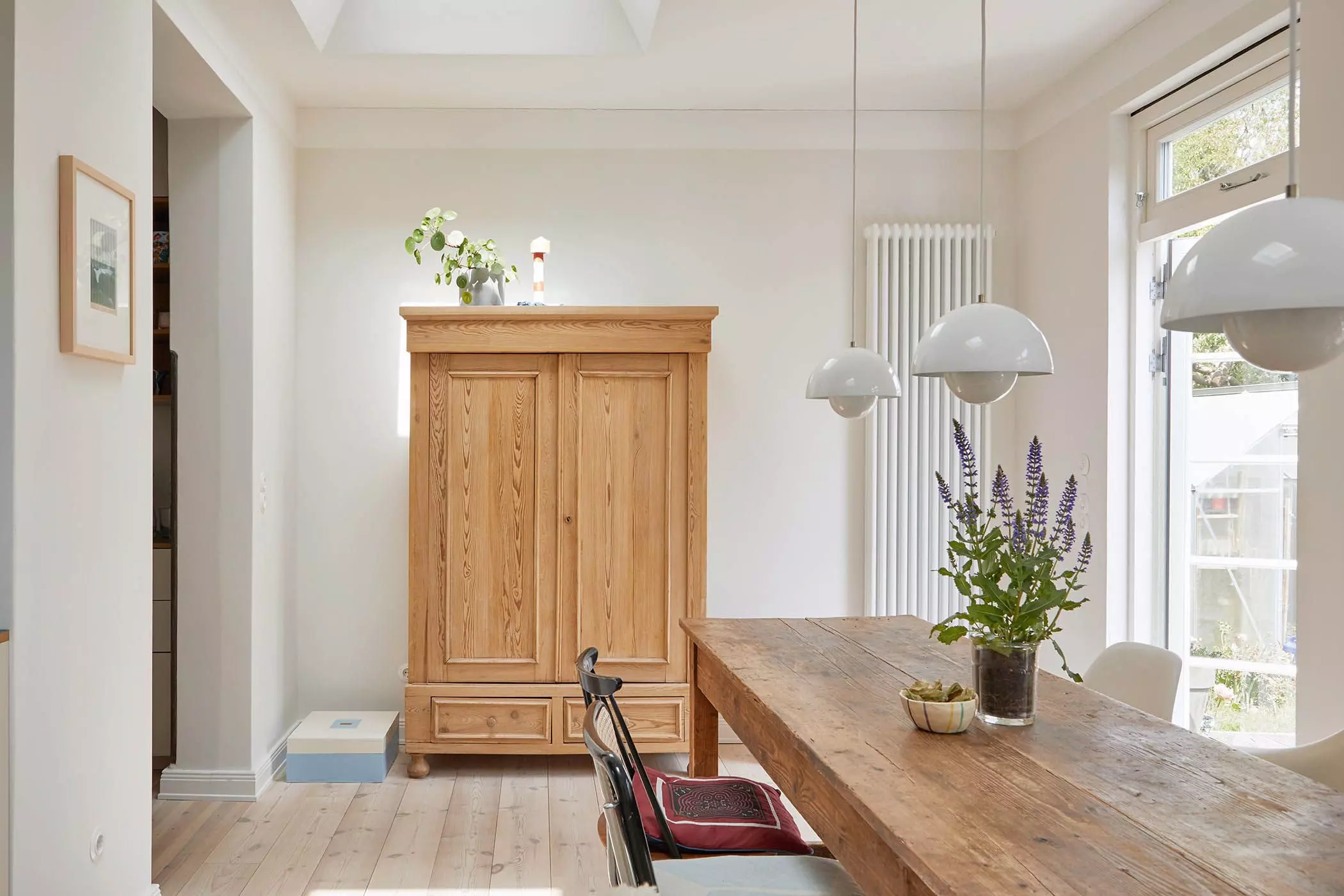 Esszimmer mit Oberlicht und altem Eichenschrank - femtastics