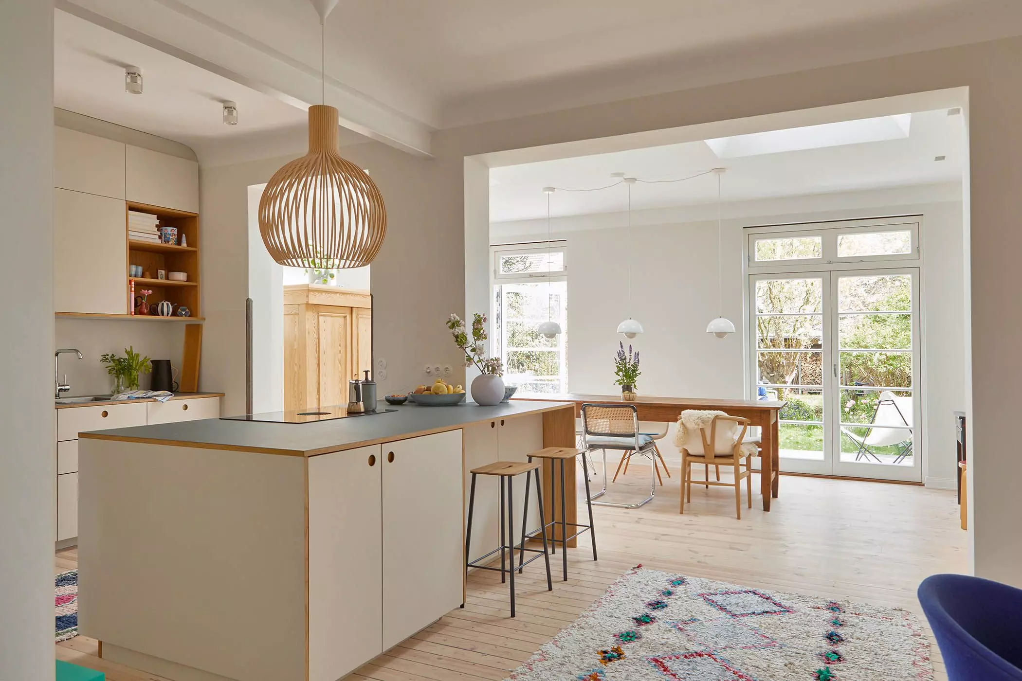 Amerikanische Küche mit Essbereich und Blick in den Garten - femtastics