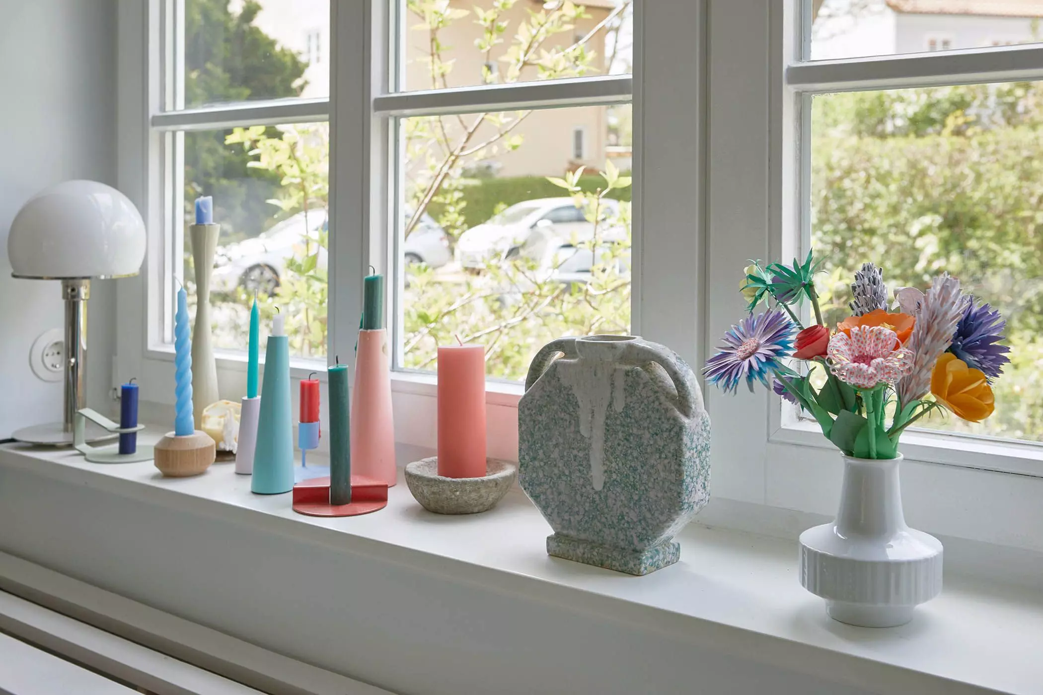 Verschiedene Kerzenhalter und Vase mit Papierblumen - femtastics