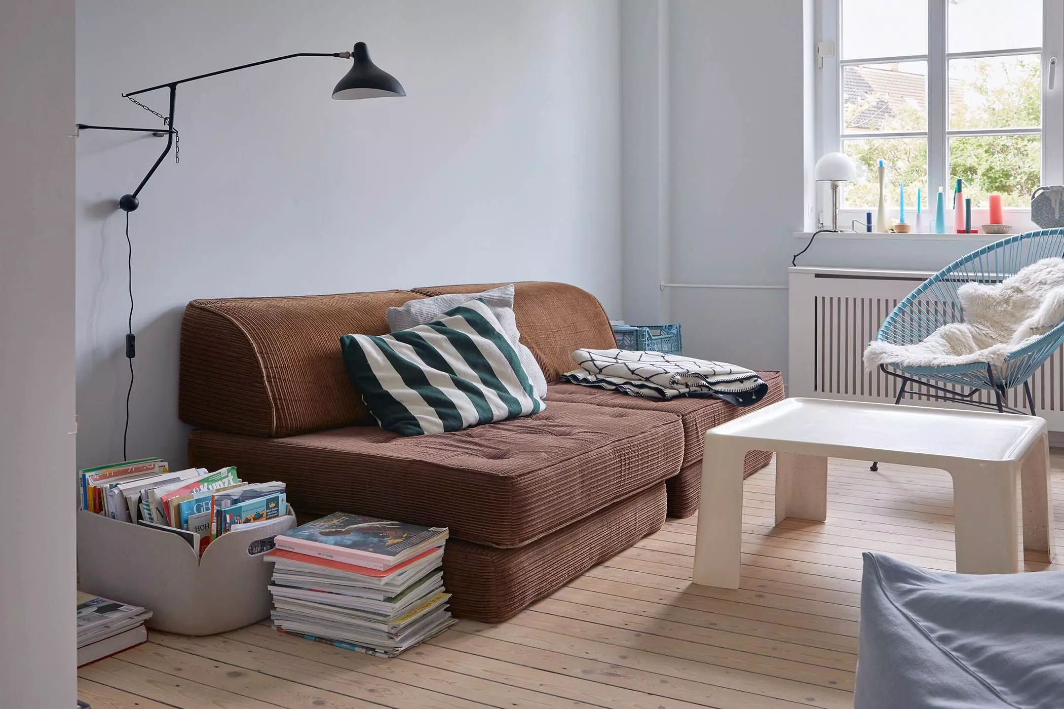 Gemütliches Sofa im Wohnzimmer mit Blick ins Grüne - femtastics