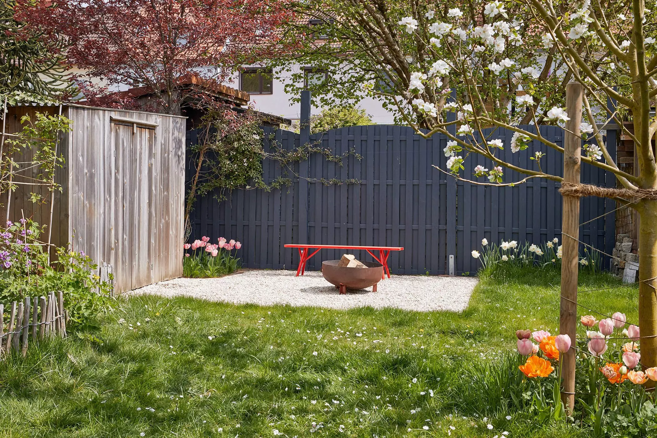 Frühling im Garten mit Feuerschale - femtastics
