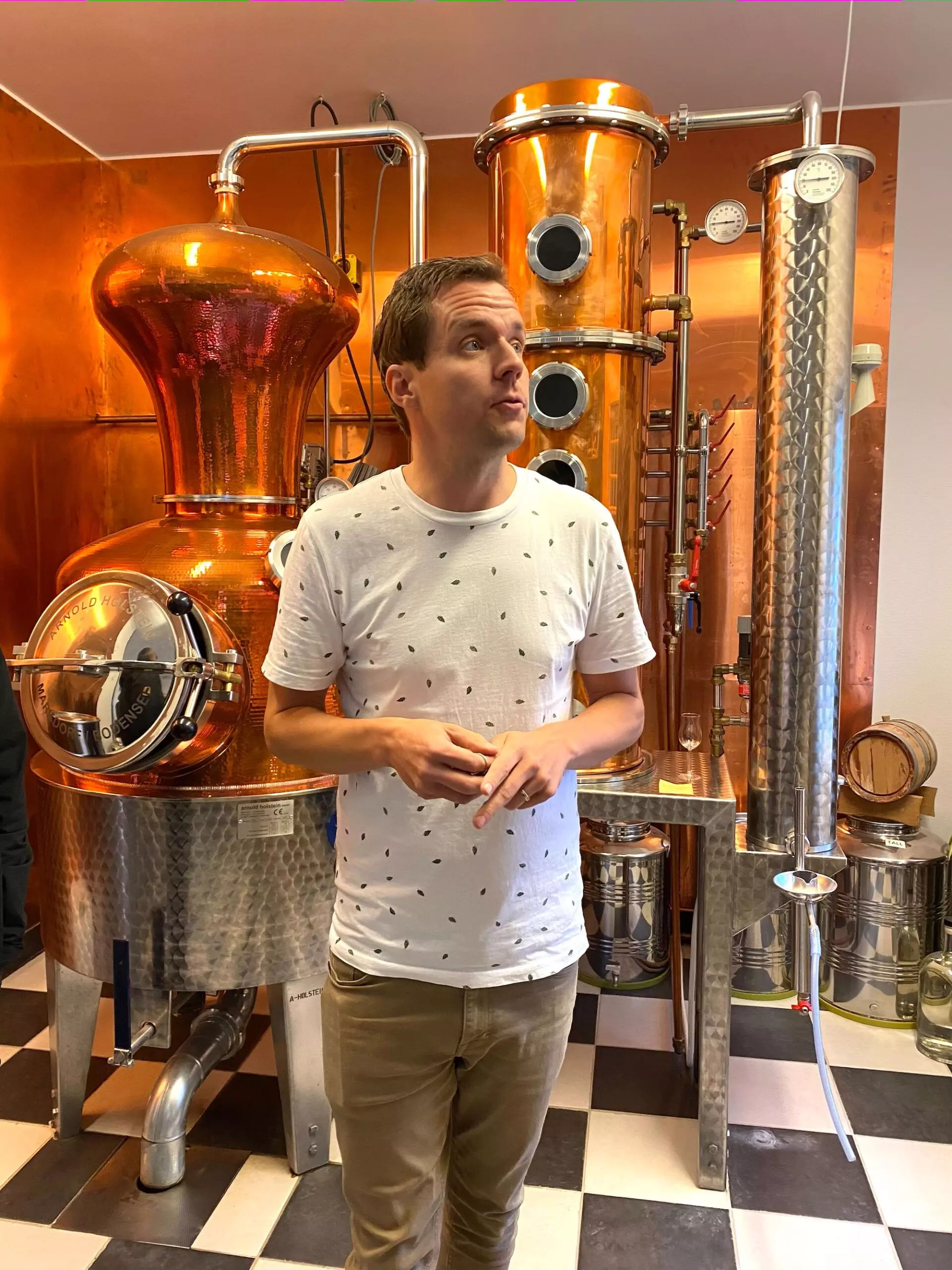 hernoe-gin-founder