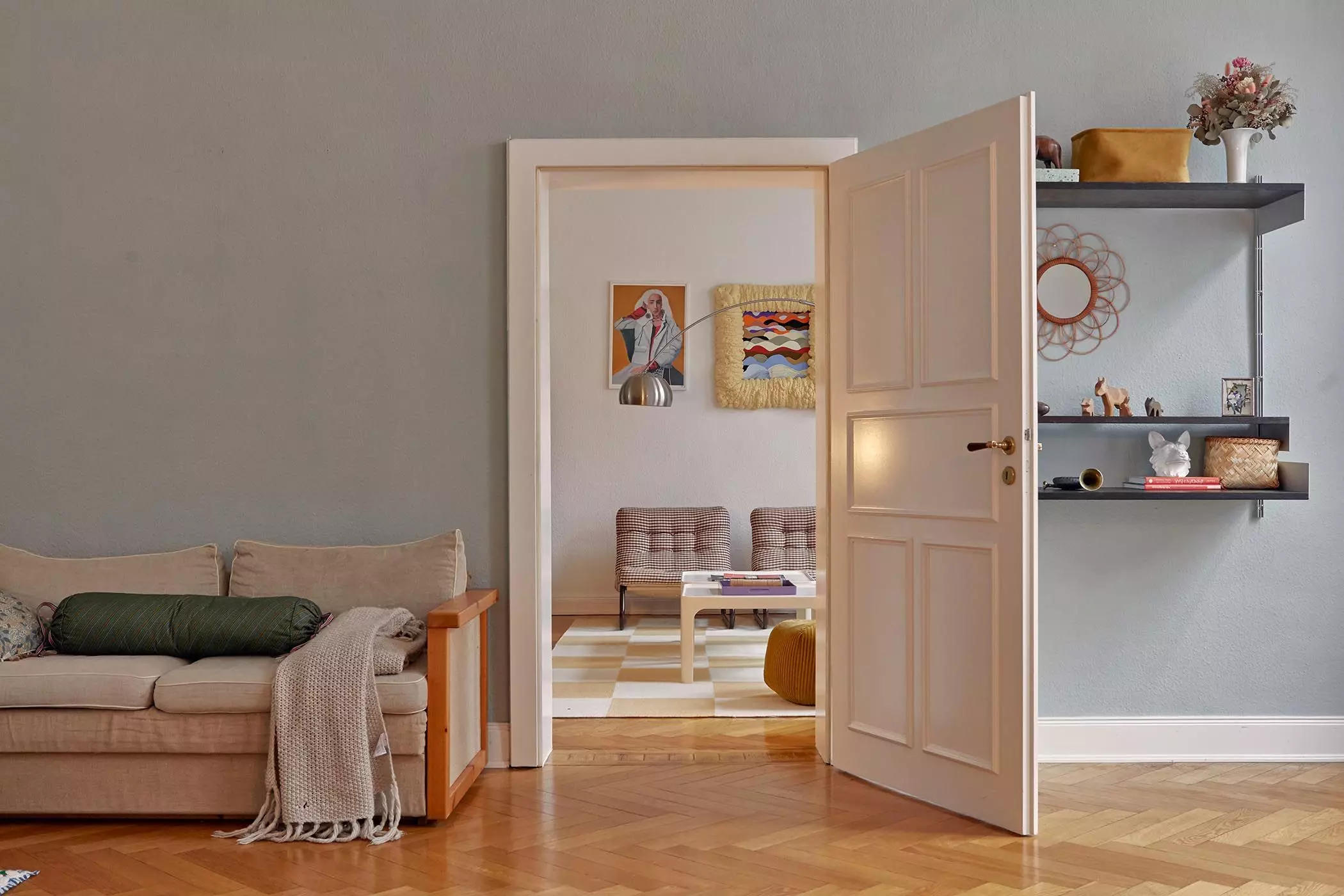 Altbaucharme mit Durchgangszimmer und Blick ins Wohnzimmer - femtastics