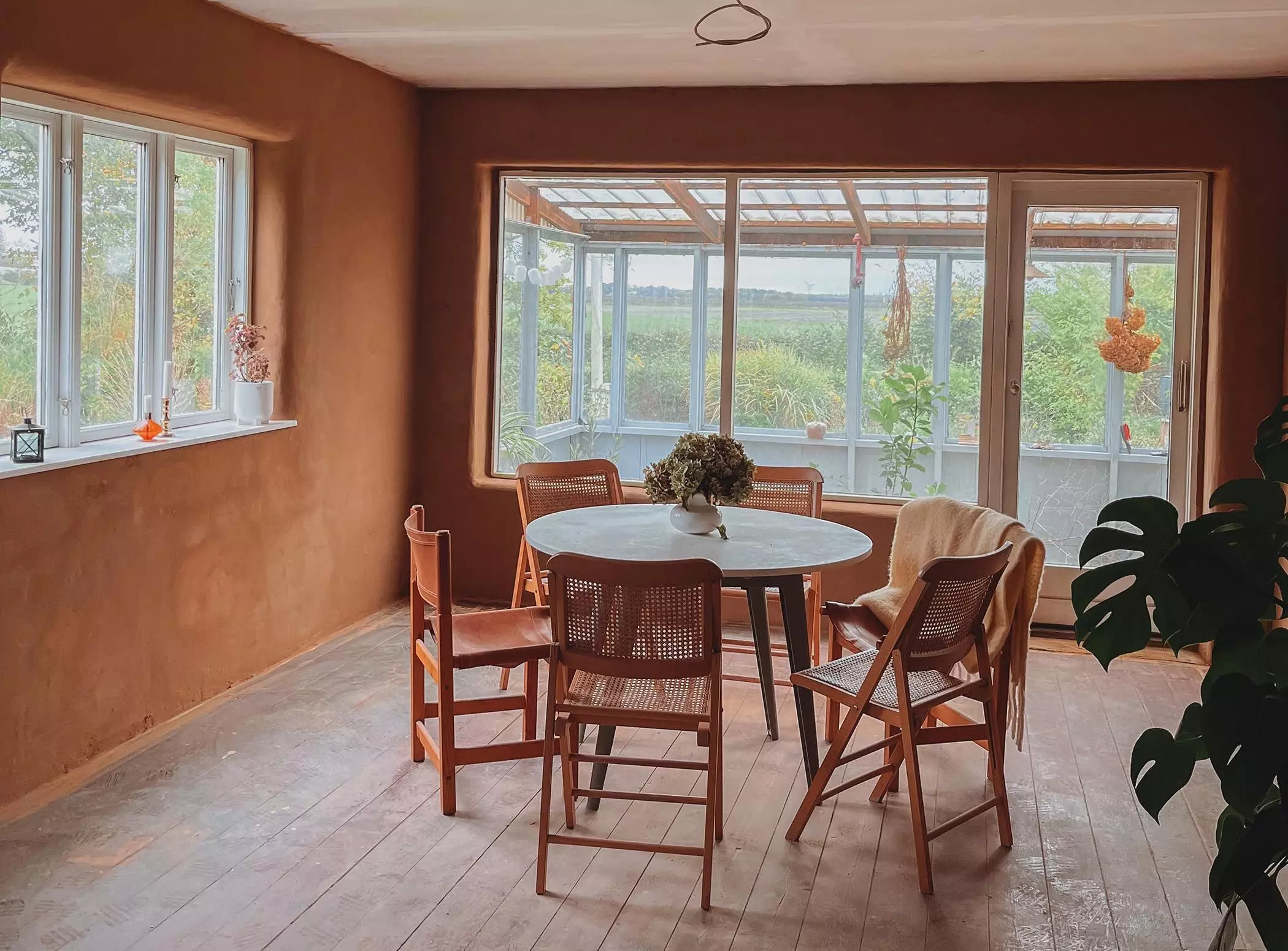 Esszimmer mit Wintergarten in Nina Johannsens Haus in Dänemark - femtastics