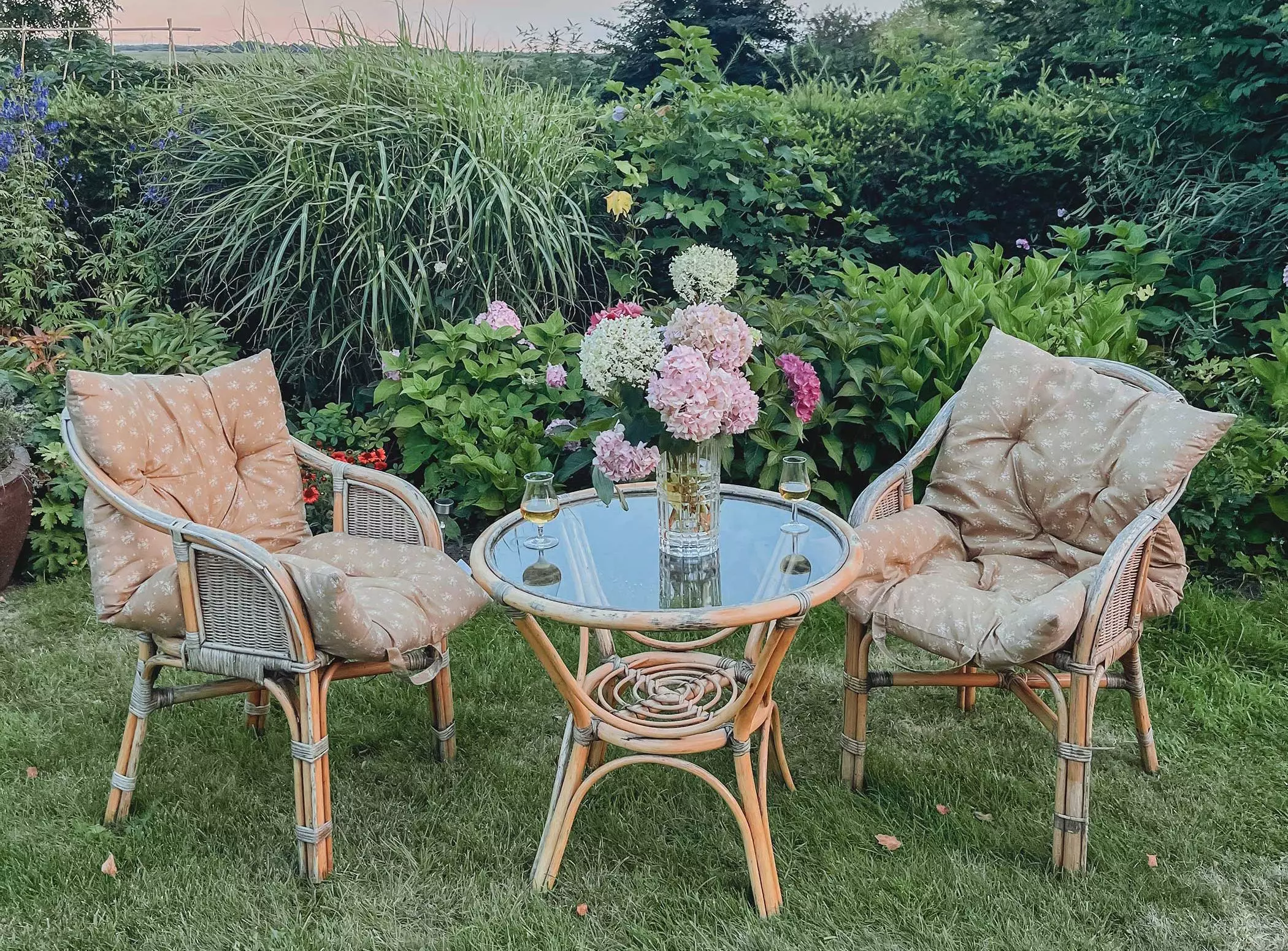 Gemütlicher Sitzplatz im grünen Sommergarten - femtastics