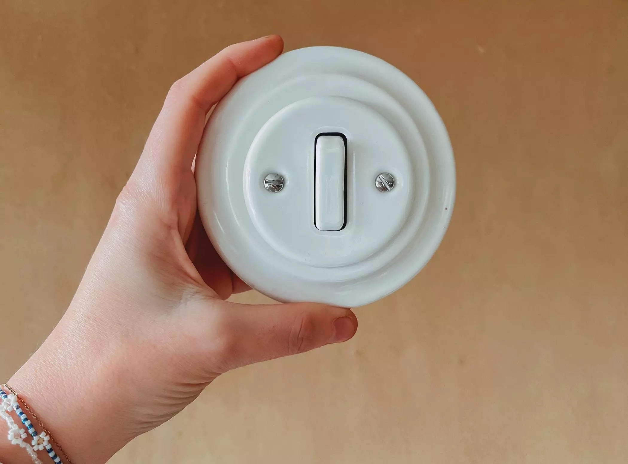 Alter Lichtschalter aus weißem Porzellan - femtastics