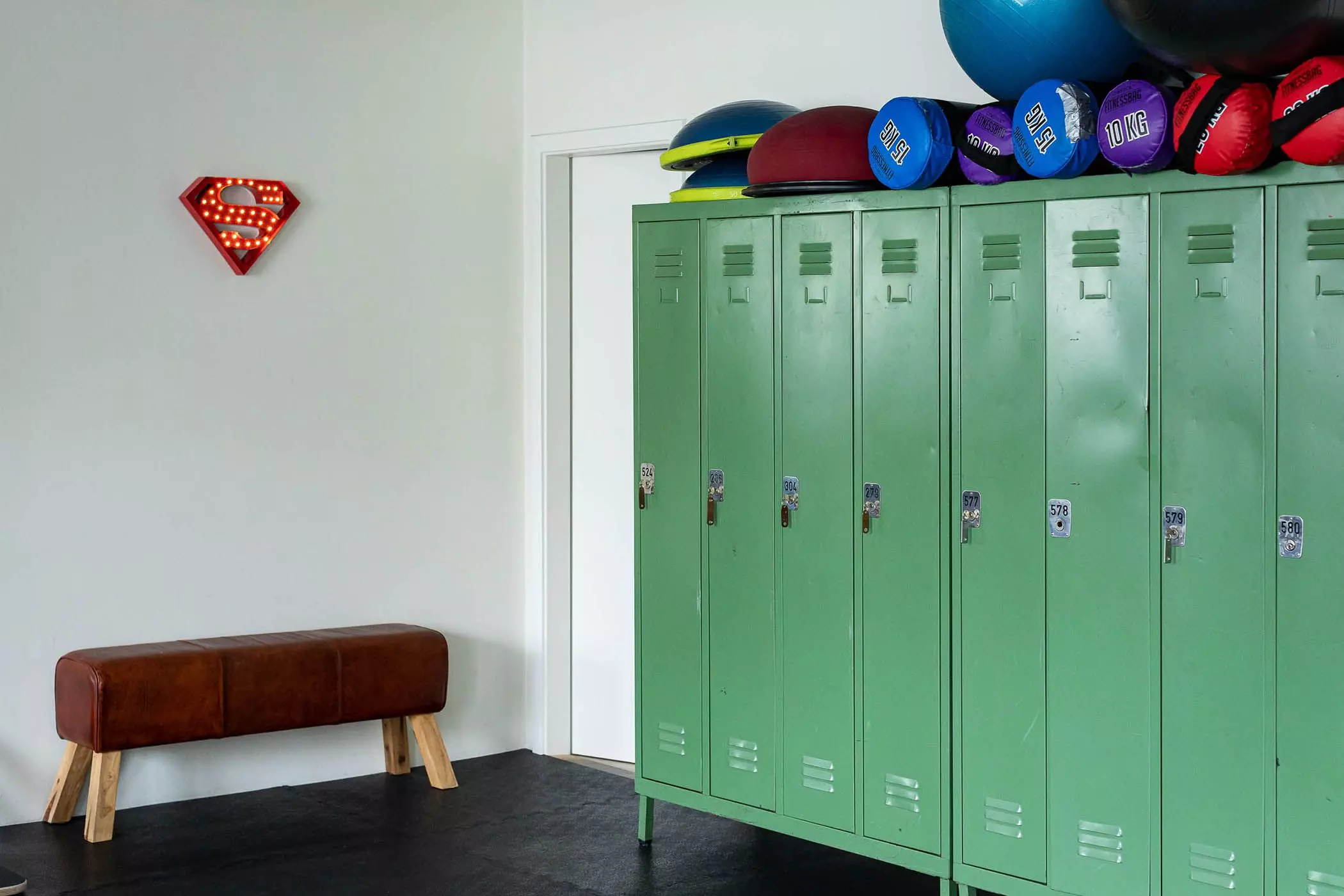 homtastics-HHometown-Fitness-Studio-Schraenke