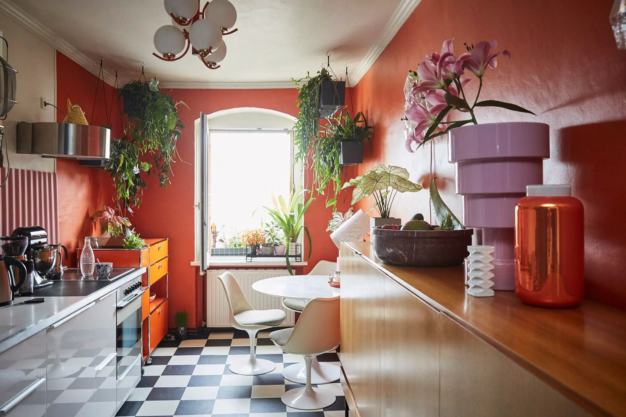 homtastics-Mike-Klar-Kueche-orange-Wand