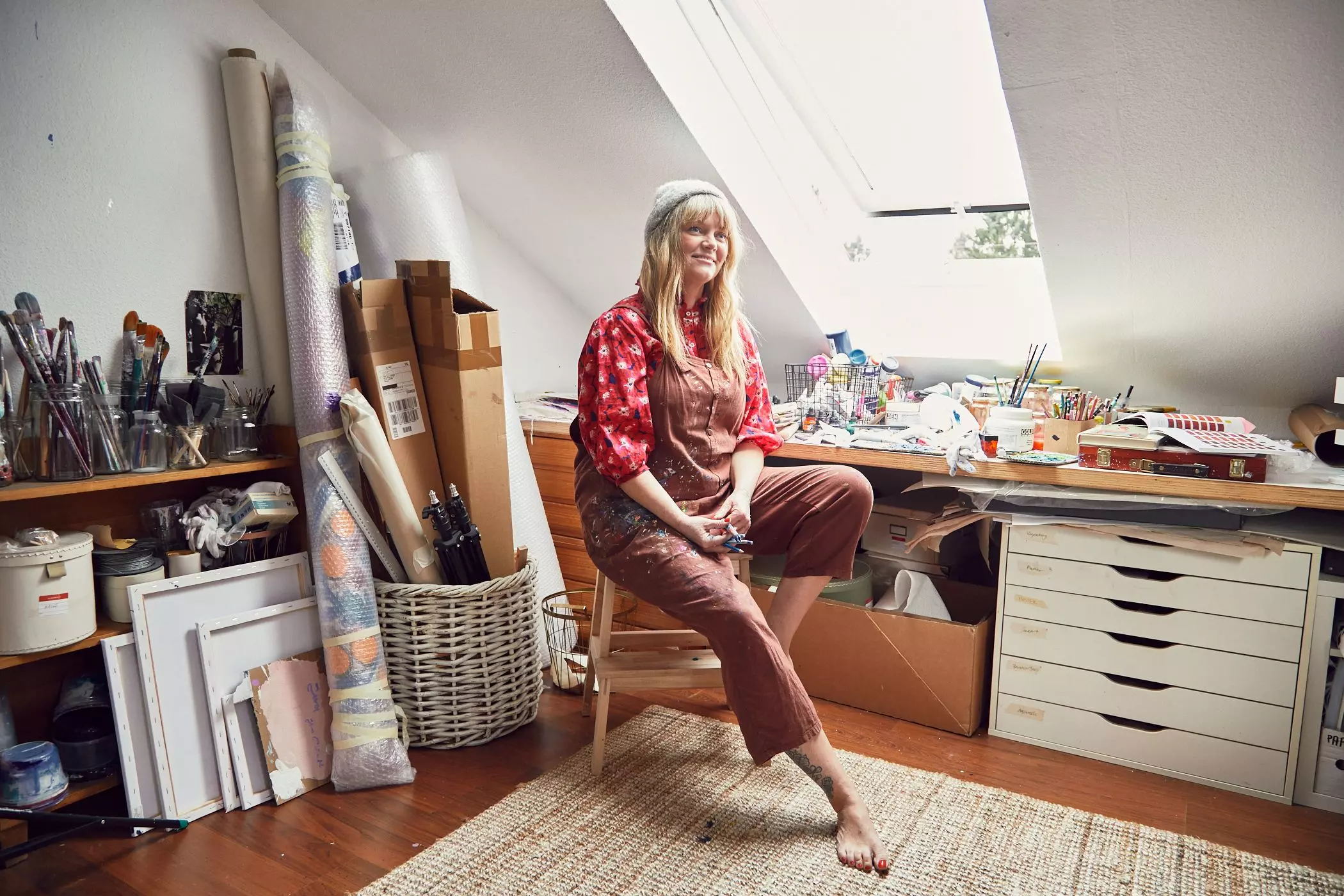 Ina Cierniak sitzt in ihrem Atelier - femtastics