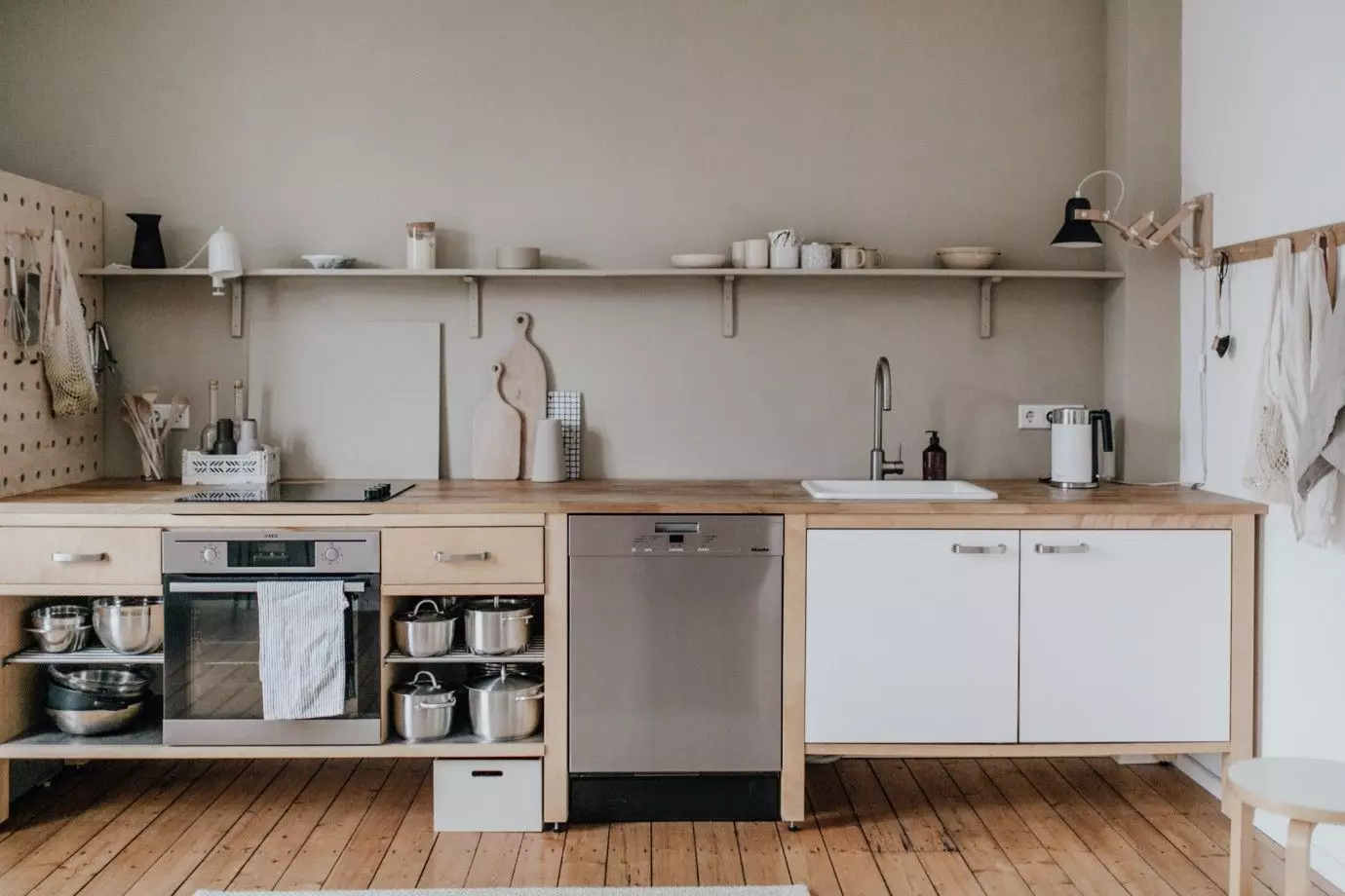 In der Küche von Swantje Hinrichsen wird die Trendfarbe Beige mit verschiedenen Materialien kombiniert. (Foto: Susanne Lüdeling)