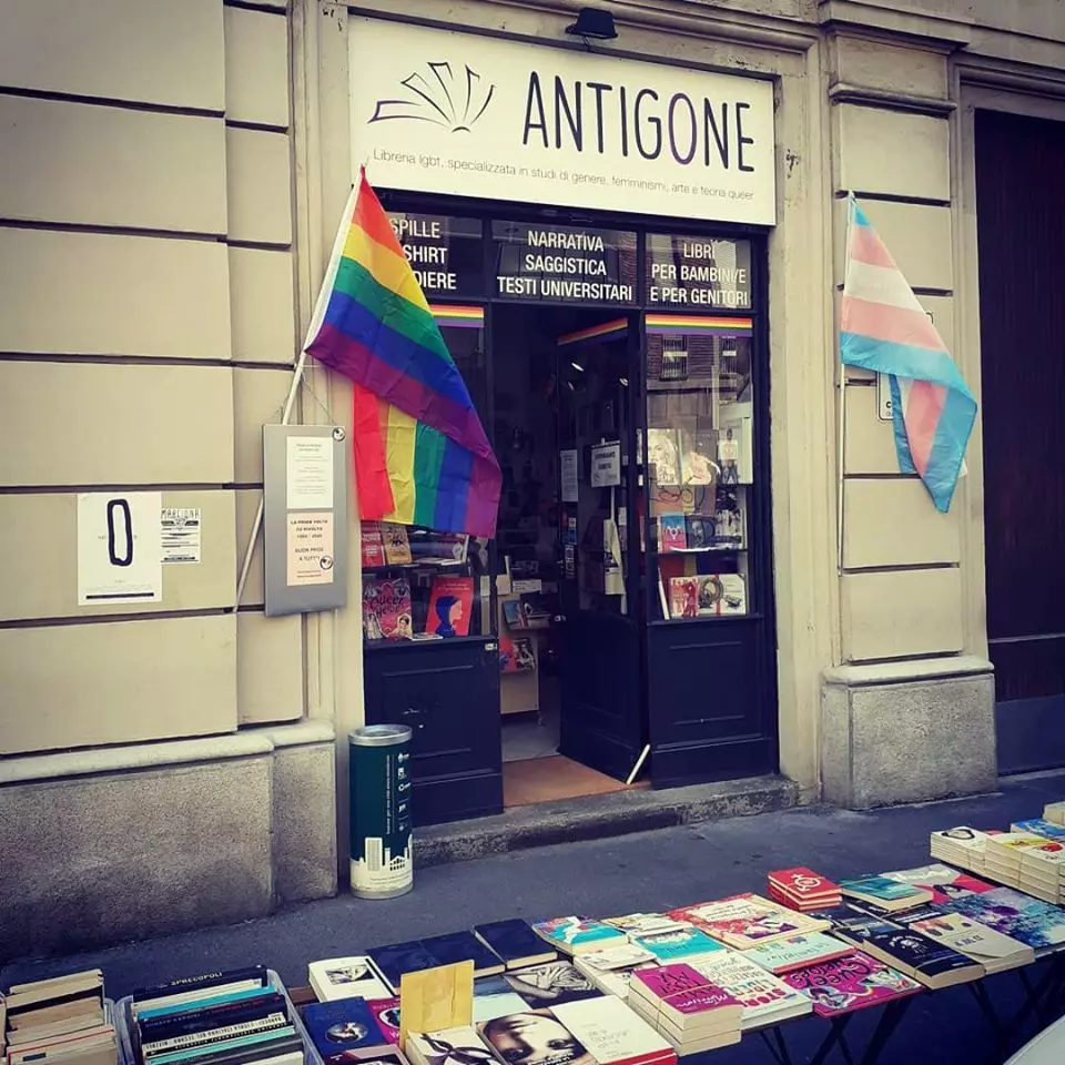 Vor der Libreria Antigone in Mailand weht eine Regenbogenflagge.