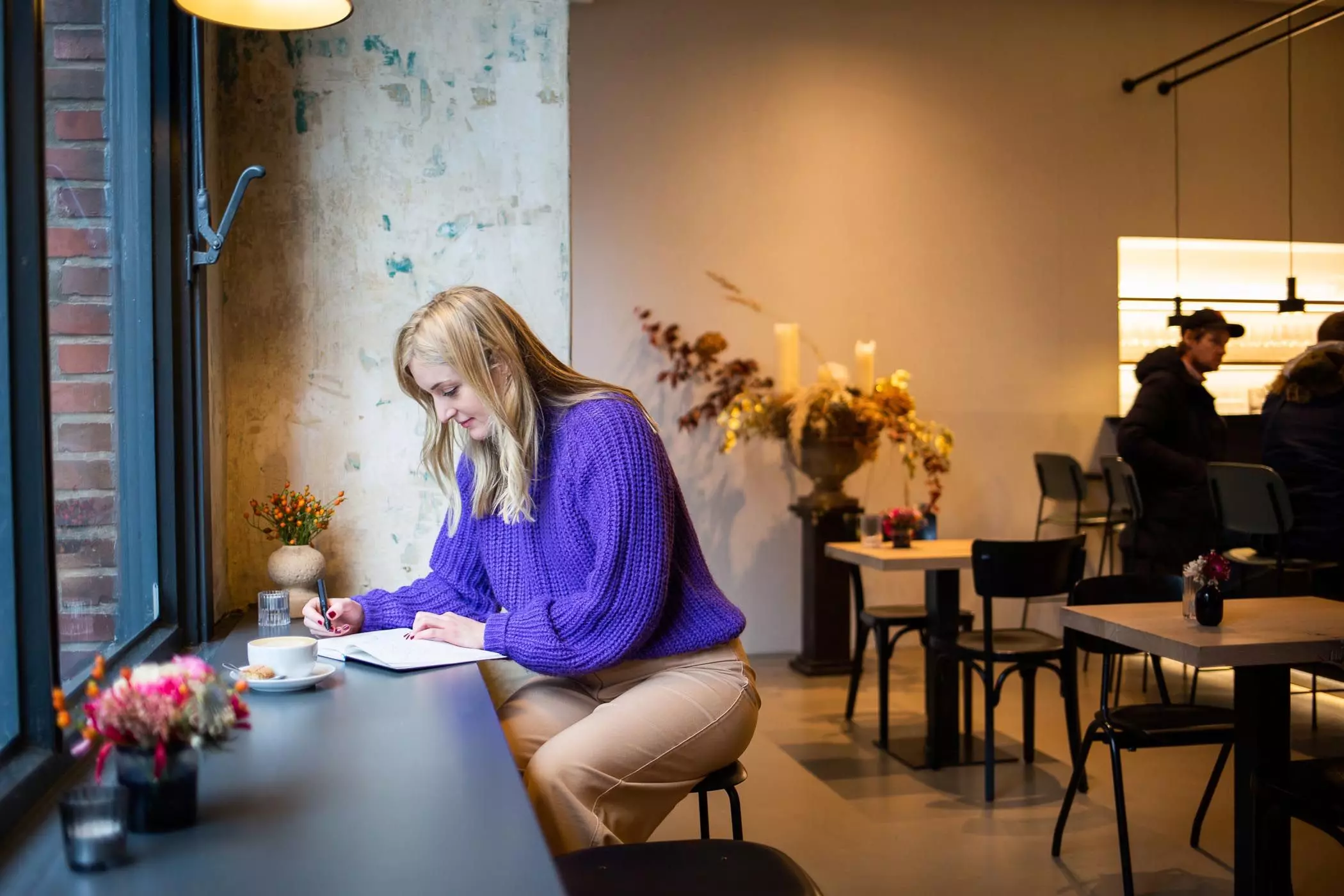 Illustratorin Lisa Tegtmeier arbeitet in der Weinbar "Die Alte Druckerei" in Hamburg - femtastics