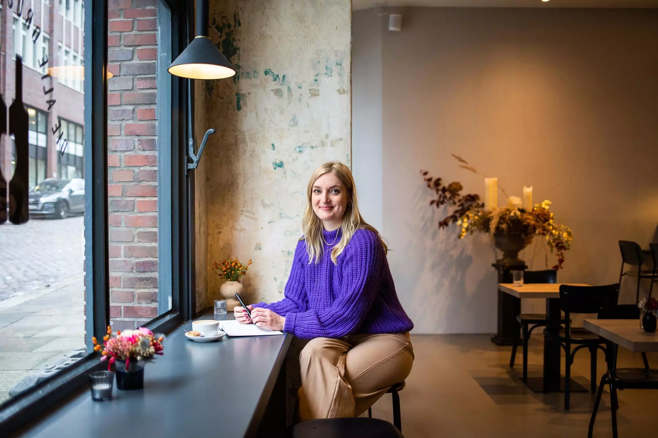 Illustratorin Lisa Tegtmeier sitzt in einem Café in Hamburg - femtastics