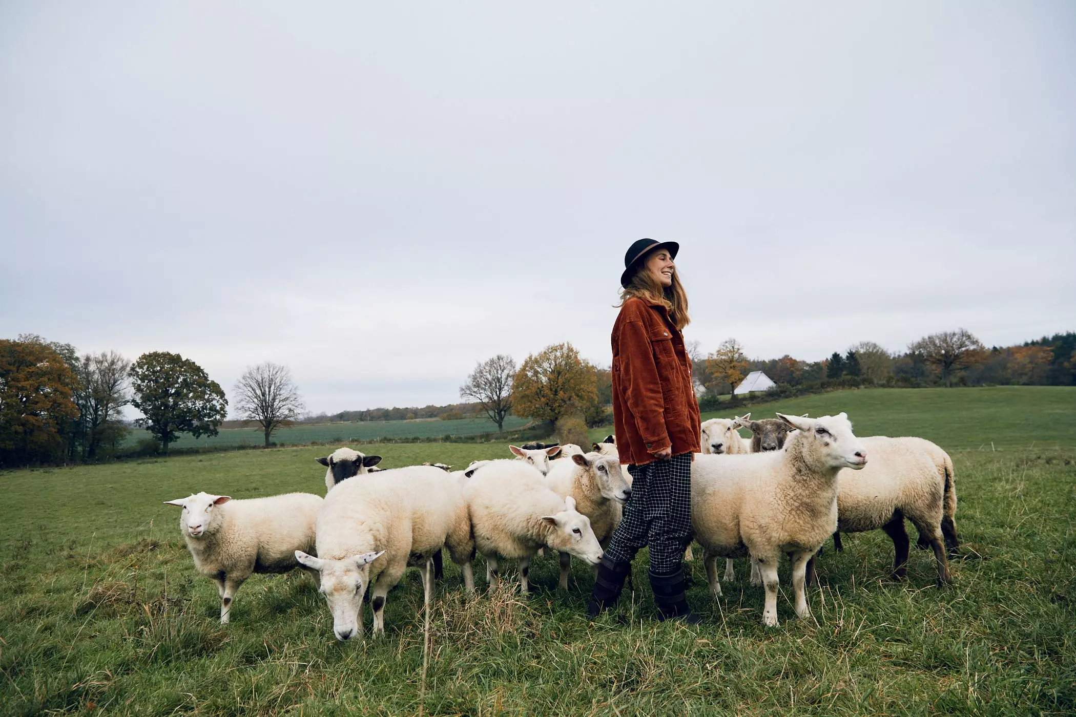 Schäferin Patricia Sachau von der "Lykke Sheepfarm" auf der Koppel - femtastics