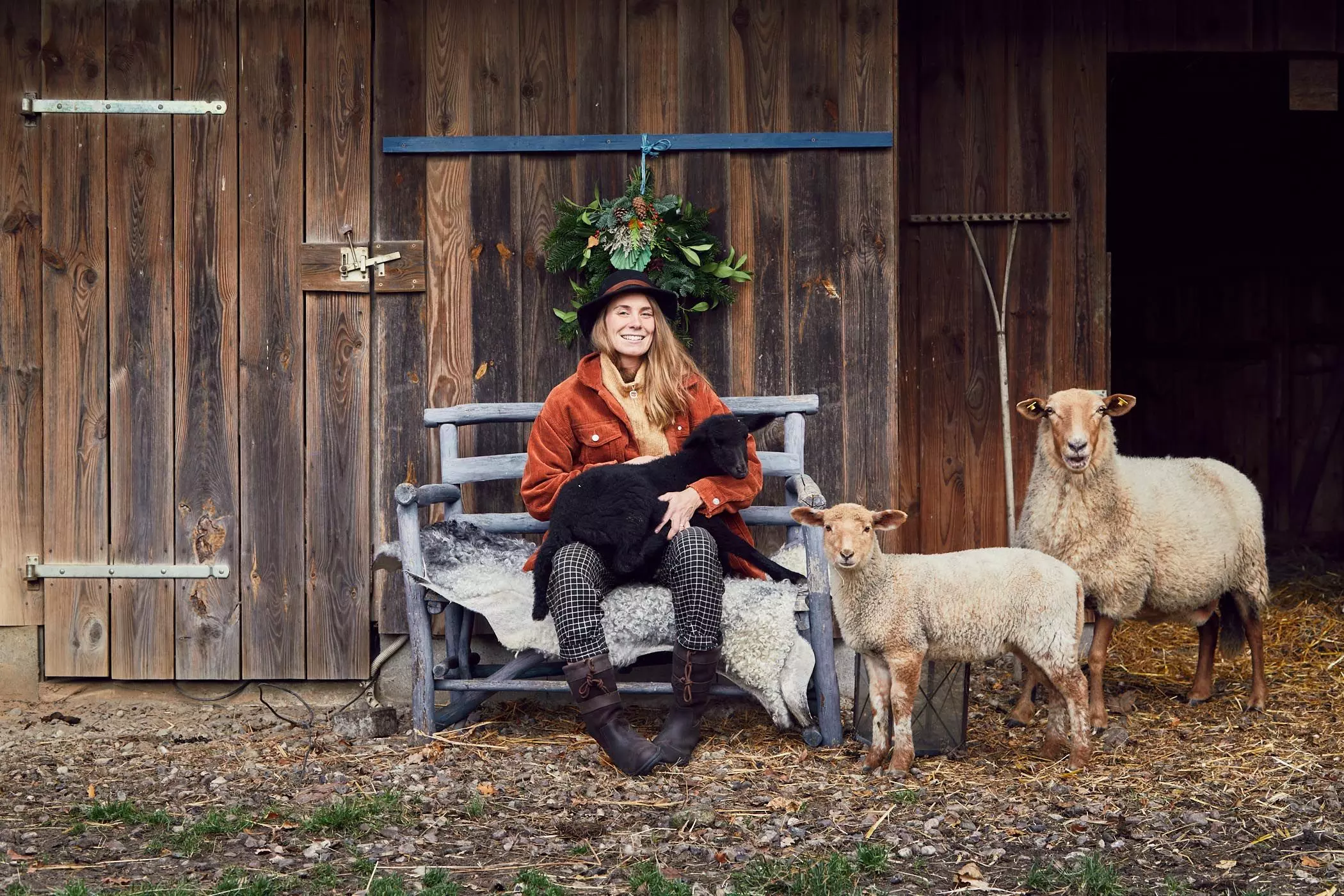 Schäferin Patricia Sachau von der "Lykke Sheepfarm" mit ihren Schützlingen - femtastics
