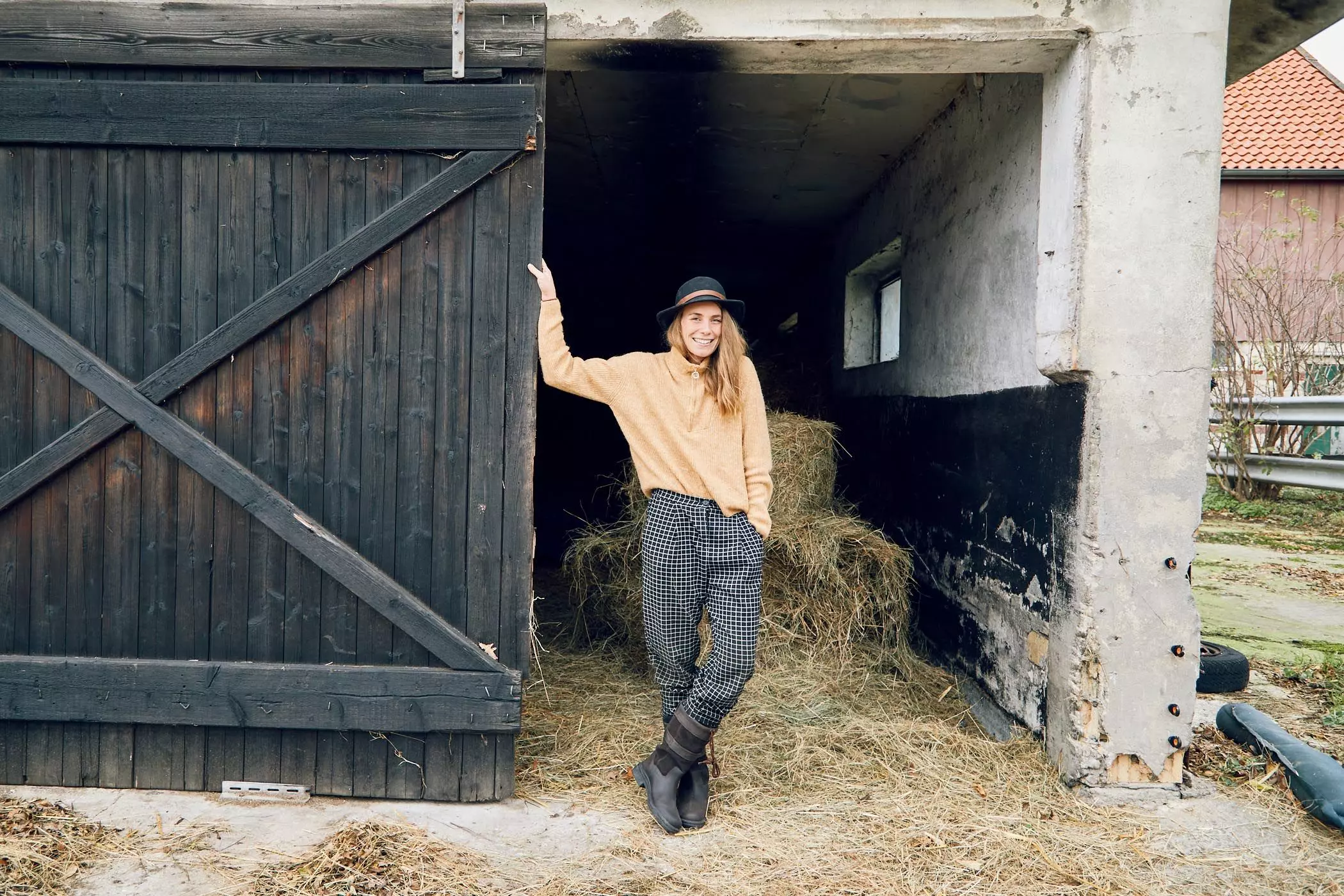 Schäferin Patricia Sachau im Schafstall ihrer "Lykke Sheepfarm" - femtastics