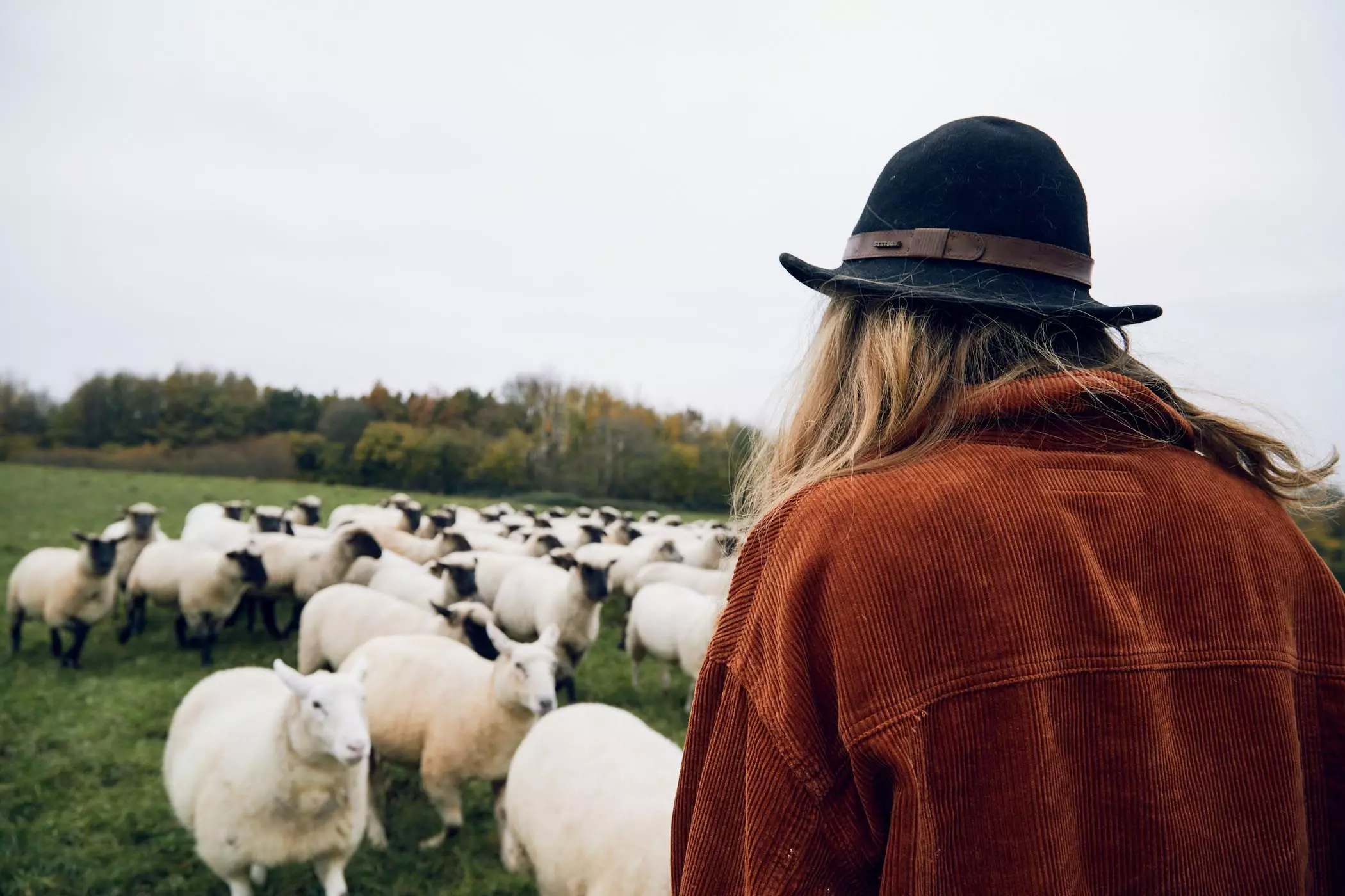 Schäferin Patricia Sachau von der "Lykke Sheepfarm" auf der Schafweide - femtastics